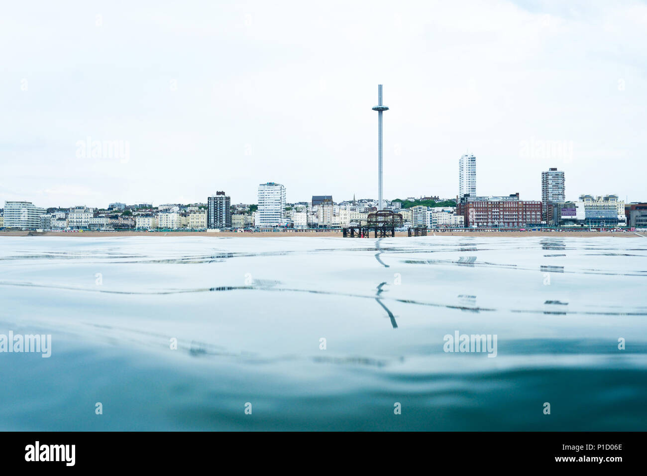 Front de mer de Brighton view point de la mer, au fond d'un verre est calme comme la mer plate au milieu est l'horizon de Brighton, Royaume-Uni, avec l'I360 vie Banque D'Images