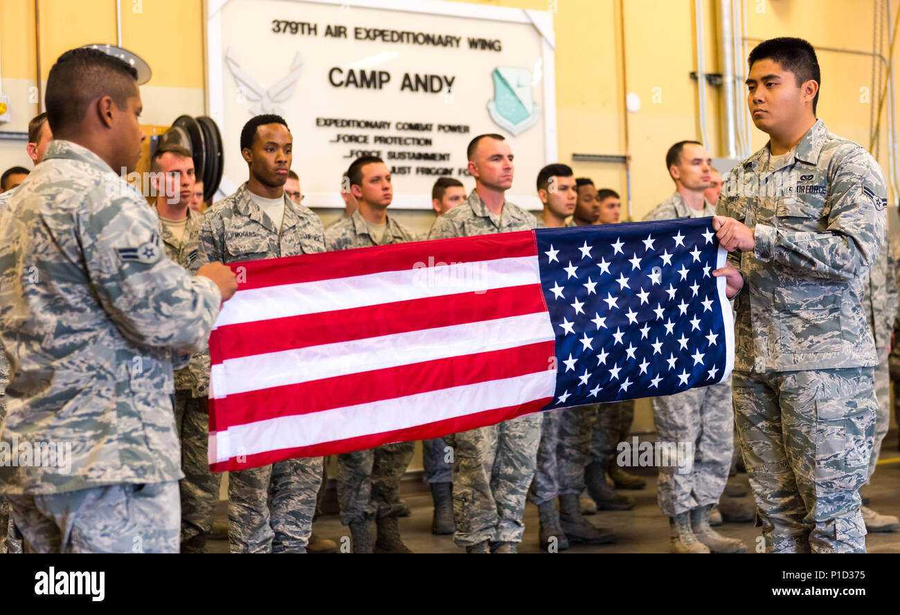 Les Aviateurs, affecté à la 366e Escadron de génie civil, de plier un drapeau à la cérémonie annuelle du souvenir de Master Sgt. Evander Andrews à Mountain Home Air Force Base, Texas. Andrews a été la première victime de la guerre contre le terrorisme après les attaques du 11 septembre 2001 lorsqu'il a perdu sa vie tout en construisant une piste au Qatar. Banque D'Images
