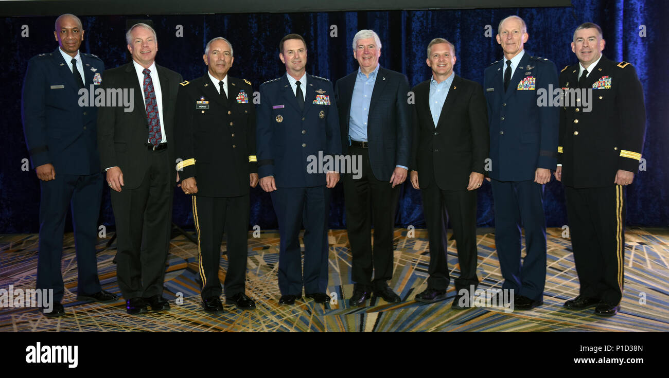 Michigan Gov. Rick Snyder (quatrième à partir de la droite), de la Force aérienne Le Général Joseph Lengyel, chef, Bureau de la Garde nationale (quatrième à partir de la gauche), de l'armée, le général Gregory Vadnais, adjudant général de la Garde nationale, au Michigan (troisième à partir de la gauche), et d'autres hauts dirigeants civils et militaires à l'occasion du North American International Sommet Cyber 2016, Detroit, Michigan, le 17 octobre 2016. Hébergé par Mchigan Gov. Rick Snyder, le sommet est un effort de collaboration avec la National Governors Association, le ministère de la sécurité intérieure, l'industrie privée, les éducateurs, les étudiants et les partenaires locaux qui ont commencé en 2011. (U.S. Nat de l'armée Banque D'Images