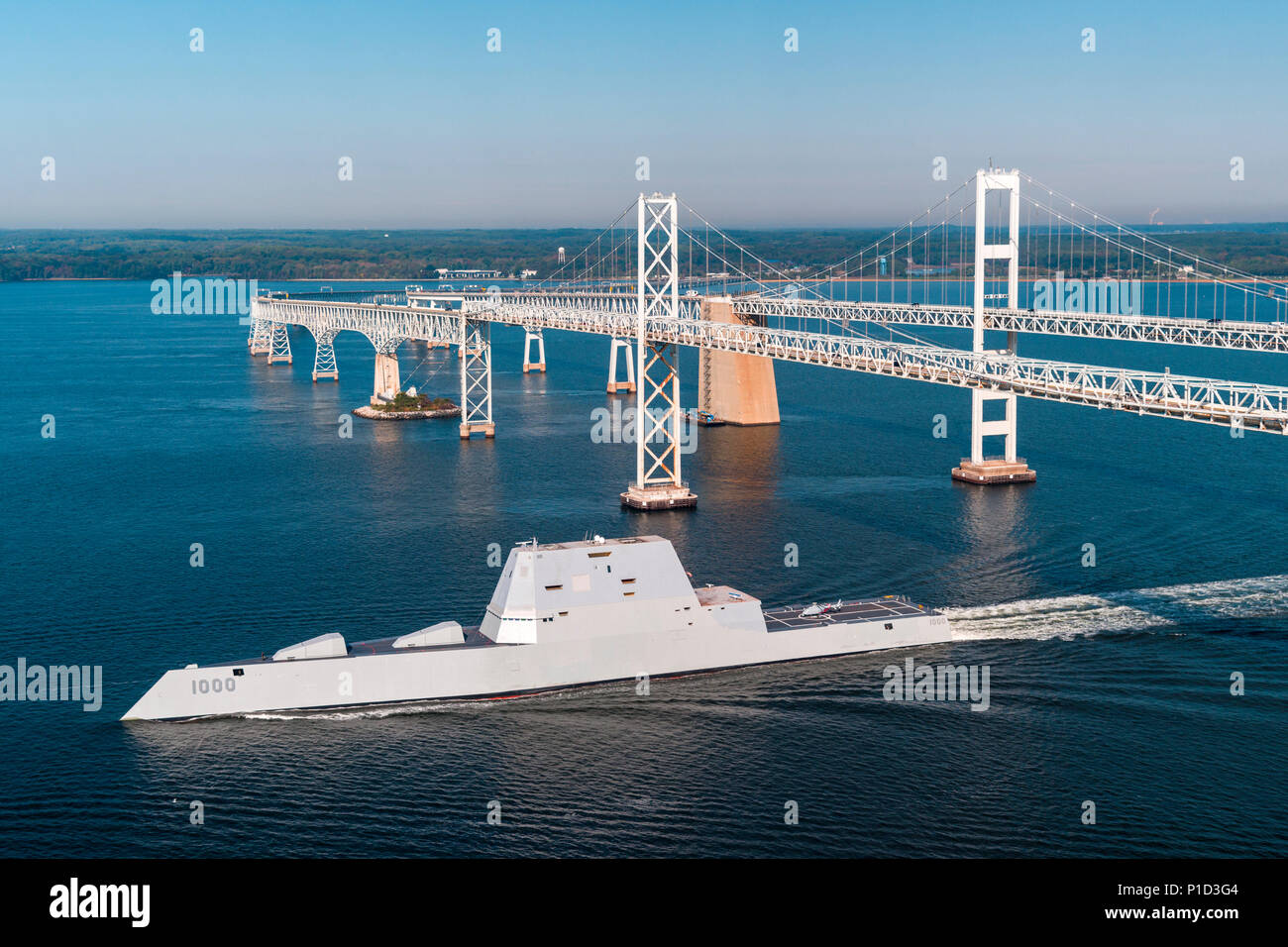 161017-N-EC233-311 BAIE DE CHESAPEAKE, au Maryland (oct. 17, 2016), USS Zumwalt (DDG 1000) passe sous le gouv. William Preston Lane Memorial Bridge, également connu sous le pont de la baie de Chesapeake, à mesure que le navire se rend dans sa nouvelle maison du port de San Diego, en Californie. Zumwalt a été commandé à Baltimore, Maryland, le 15 octobre et est le premier d'une classe de trois navires de la Marine, le plus récent plus avancé du point de vue de la mission multi-destroyers lance-missiles. (U.S. Photo de la marine par Liz Wolter/libérés) Banque D'Images