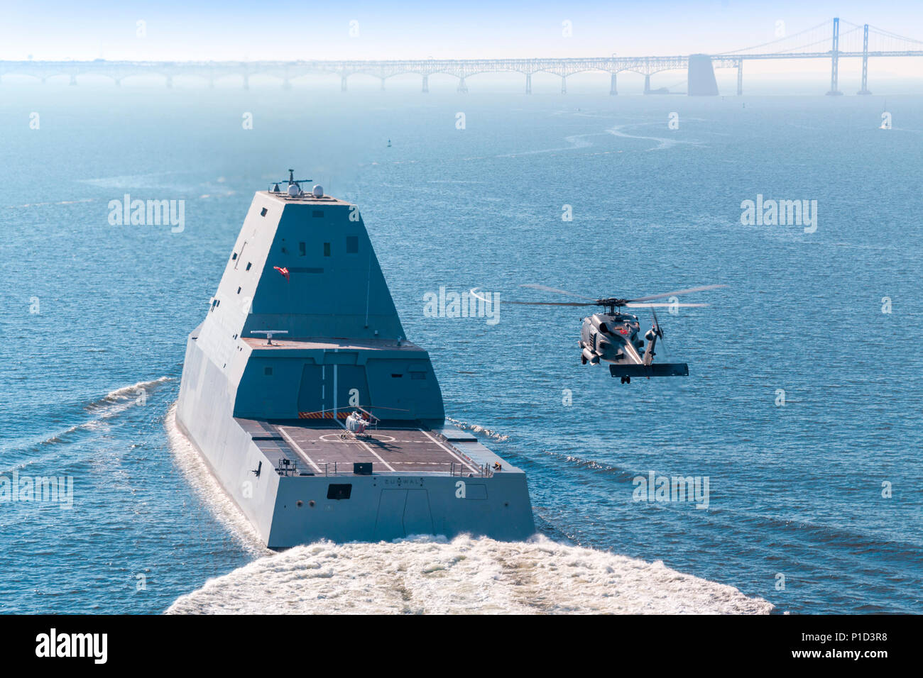 161017-N-EC233-184 BAIE DE CHESAPEAKE, au Maryland (oct. 17, 2016), USS Zumwalt (DDG 1000) approche de l'employé. William Preston Lane Memorial Bridge, également connu sous le pont de la baie de Chesapeake, à mesure que le navire se rend dans sa nouvelle maison du port de San Diego, en Californie. Zumwalt a été commandé à Baltimore, Maryland, le 15 octobre et est le premier d'une classe de trois navires de la Marine, le plus récent plus avancé du point de vue de la mission multi-destroyers lance-missiles. (U.S. Photo de la marine par Liz Wolter/libérés) Banque D'Images