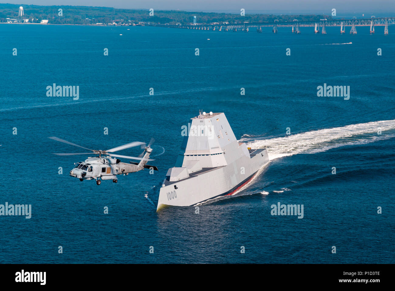161017-N-EC233-334 BAIE DE CHESAPEAKE, au Maryland (oct. 17, 2016) Un SH-60R affecté à l'Escadron d'essai et d'évaluation de l'air (HX) 21 vole près de USS Zumwalt (DDG 1000) à mesure que le navire se rend dans sa nouvelle maison du port de San Diego, en Californie. Zumwalt a été commandé à Baltimore, Maryland, le 15 octobre et est le premier d'une classe de trois navires de la Marine, le plus récent plus avancé du point de vue de la mission multi-destroyers lance-missiles. (U.S. Photo de la marine par Liz Wolter/libérés) Banque D'Images