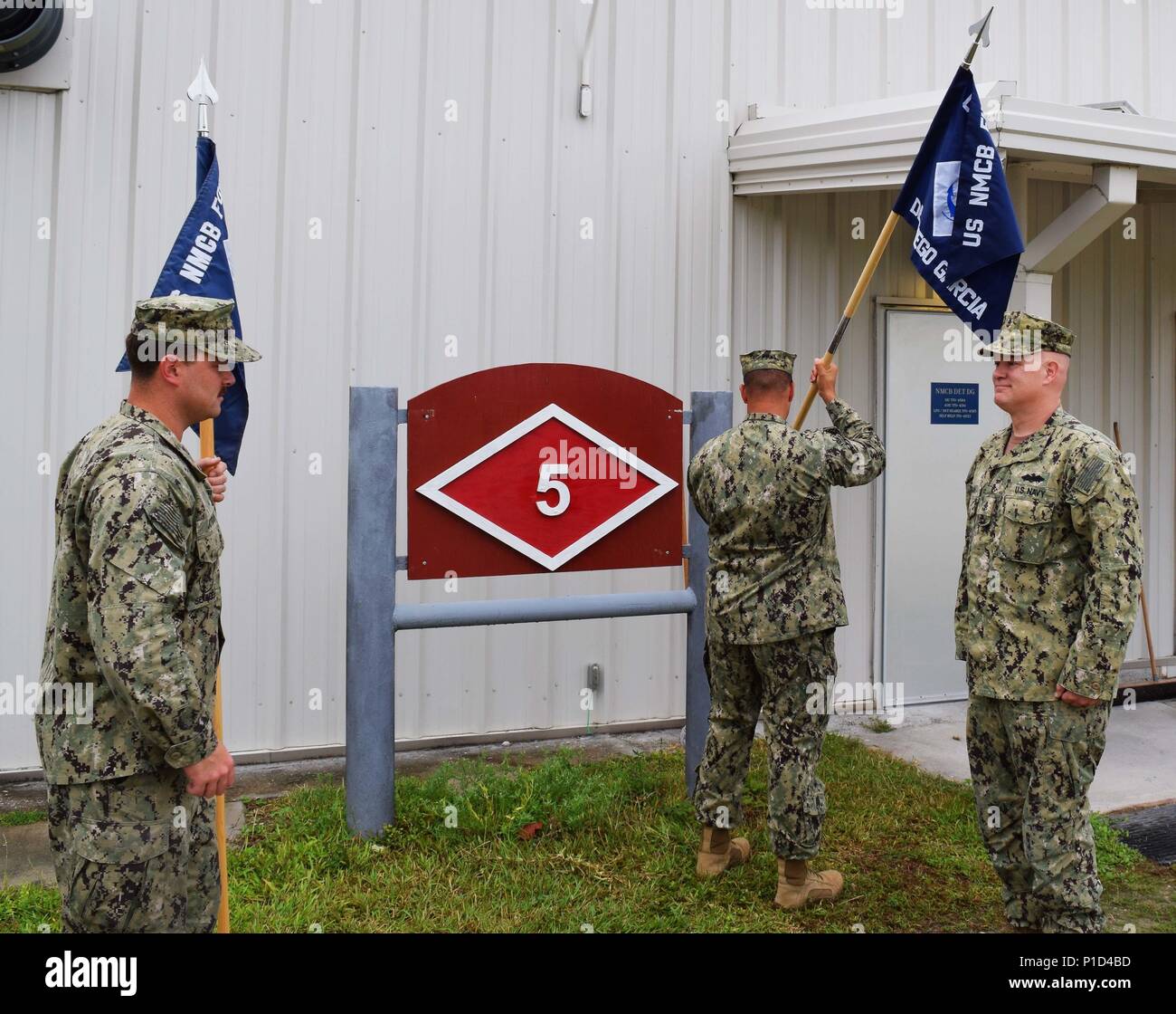 160928-N-ZI127-003 DIEGO GARCIA (oct. 6, 2016), attribuée à un Seabee Mobile Naval Construction Battalion (NMCB) 4, le Premier maître de Aaron païenne, droite, et Maître de 1re classe Javier Rivera, tous deux assignés à NMCB 5 mener une cérémonie de chiffre d'affaires. NMCB 5 est le Pacifique occidental NMCB déployées à l'avant prêt à soutenir des opérations de combat majeures et l'aide humanitaire et les opérations de secours et de fournir l'ingénierie générale et le soutien civil à Marine, Marine Corps et des forces opérationnelles. Homeported au départ de Port Hueneme, Californie, 5 a 14 NMCB sites déployés sur l'ensemble du détachement Banque D'Images