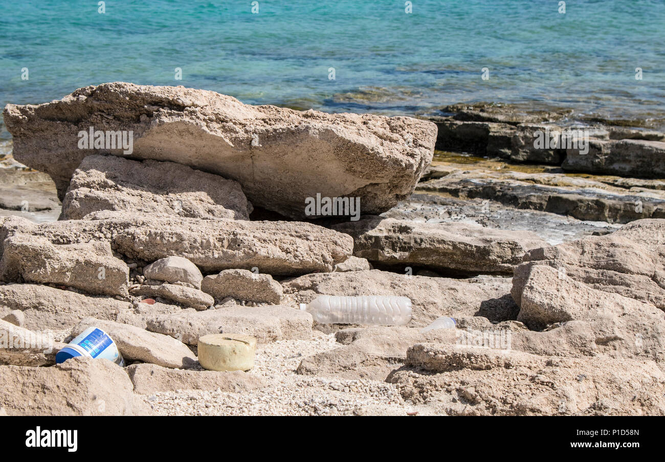 Les vagues déferlent sur la corbeille que cinq soldats central de l'armée américaine bénévole dans un nettoyage de plage organisé par les habitants du Koweït le 15 octobre 2016 à Umm al Maradim Koweït, de l'île. Les soldats américains ont passé la journée à nettoyer l'île et passer du temps avec la nation hôte. (U.S. Photo de l'armée par le Sgt. Angela Lorden) Banque D'Images