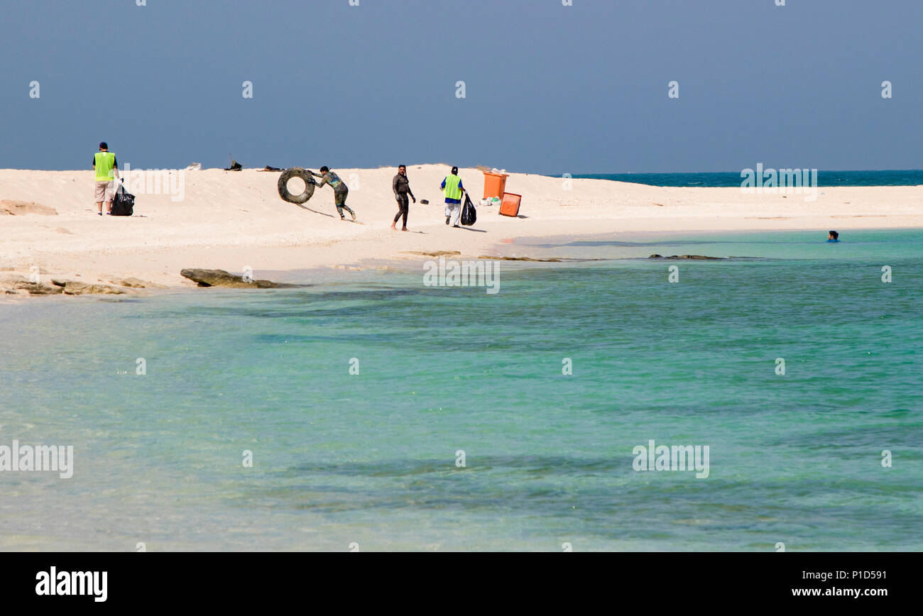Un plongeur koweïtiens pousse un pneu hors de la région du Golfe au cours d'un nettoyage de plage le 15 octobre 2016 à Umm al Maradim Koweït, de l'île. Cinq soldats de l'armée américaine a fourni un appui au Centre de l'aire marine de conservation projet qui inclus plus de cinquante bénévoles. Koweïtiens (U.S. Photo de l'armée par le Sgt. Angela Lorden) Banque D'Images