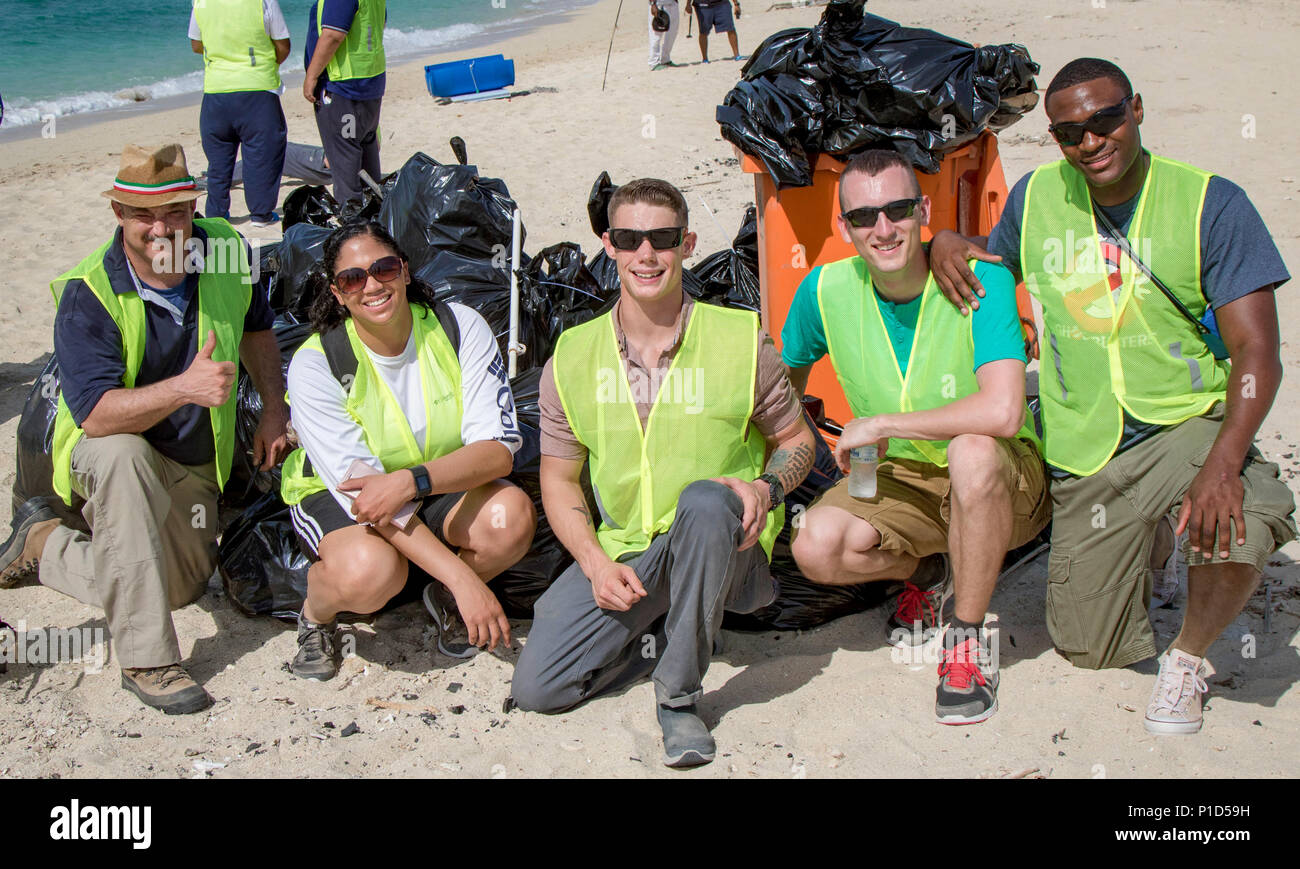 Cinq soldats de l'armée américaine bénévole dans un centre de nettoyage de plage organisé par les bénévoles du Koweït le 15 octobre 2016 à Umm al Maradim Koweït, de l'île. Le projet a permis à des soldats pour soutenir l'environnement et de passer du temps avec leur pays hôte. (U.S. Photo de l'armée par le Sgt. Angela Lorden) Banque D'Images