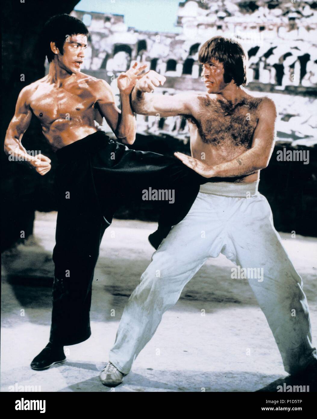 Titre original : MENG LONG GUOJIANG. Titre en anglais : RETOUR DU DRAGON. Film Réalisateur : BRUCE LEE. Année : 1972. Stars : Bruce Lee, CHUCK NORRIS. Credit : CONCORD PROD./GOLDEN HARVEST CO. / Album Banque D'Images