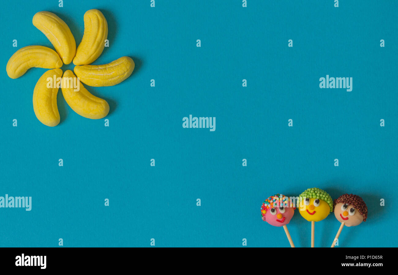 Conceptuel (résumé) Droit d'enfants de races différentes dans le contexte du soleil et du ciel. Banque D'Images