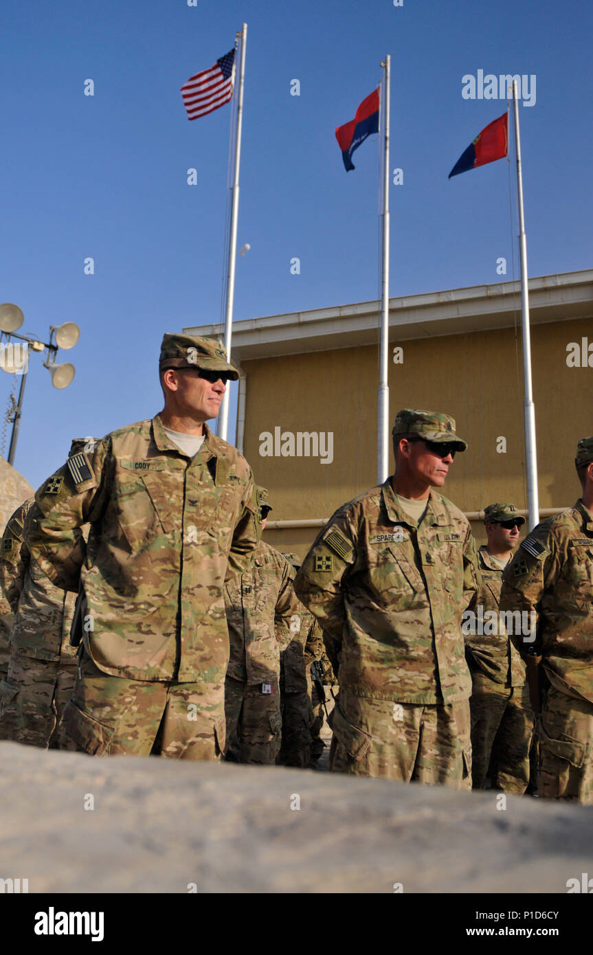 Les soldats de l'équipe de combat de la 2e Brigade d'infanterie, 4e Division d'infanterie, ont reçu des prix pour leurs actions prises au cours de leur lutte contre le déploiement à Kandahar, en Afghanistan. Le dévouement et la détermination des hommes et des femmes qui composent la Brigade Warhorse apportent beaucoup sur eux-mêmes, le crédit cheval de Brigade, TAAC-Sud, et l'armée des États-Unis. Banque D'Images