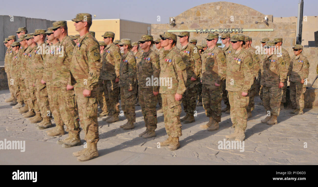 Les soldats de l'équipe de combat de la 2e Brigade d'infanterie, 4e Division d'infanterie, ont reçu des prix pour leurs actions prises au cours de leur lutte contre le déploiement à Kandahar, en Afghanistan. Le dévouement et la détermination des hommes et des femmes qui composent la Brigade Warhorse apportent beaucoup sur eux-mêmes, le crédit cheval de Brigade, TAAC-Sud, et l'armée des États-Unis. Banque D'Images