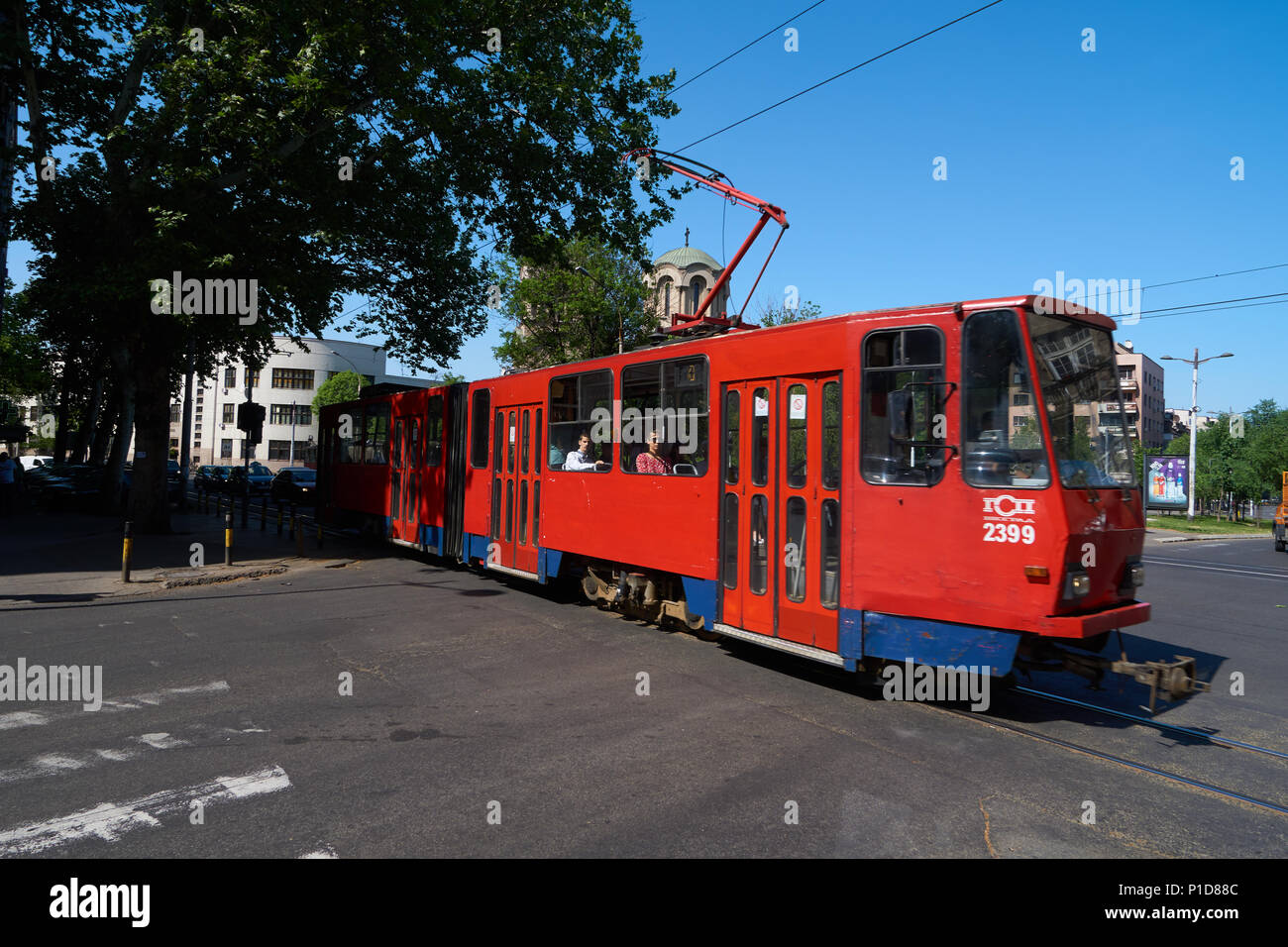 Belgrade, Serbie - 02 mai 2018 : tramway rouge va sur Cara Dusana street Banque D'Images