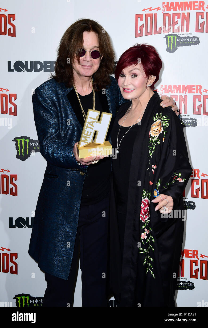Ozzy Osbourne avec son Dieu d'or award et épouse Sharon Osbourne dans la salle de presse au Metal Hammer Golden Gods Awards 2018 tenue à l'indigo à l'O2 à Londres. Banque D'Images