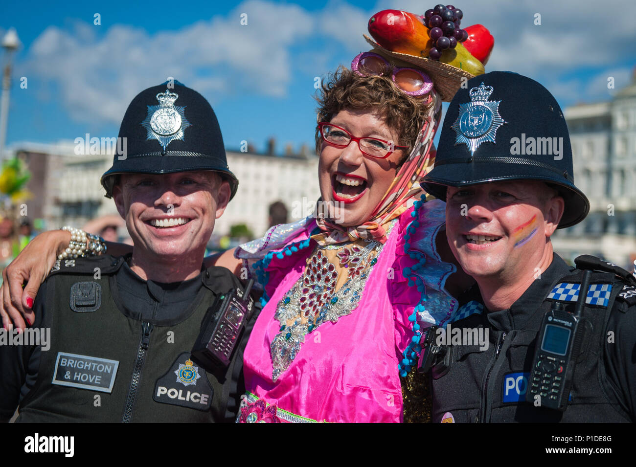 Brighton, East Sussex, août 6th, 2016. Des milliers de personnes bordent les rues de Brighton pour aider à célébrer le plus grand festival de la fierté dans le Royaume-Uni, avec Banque D'Images