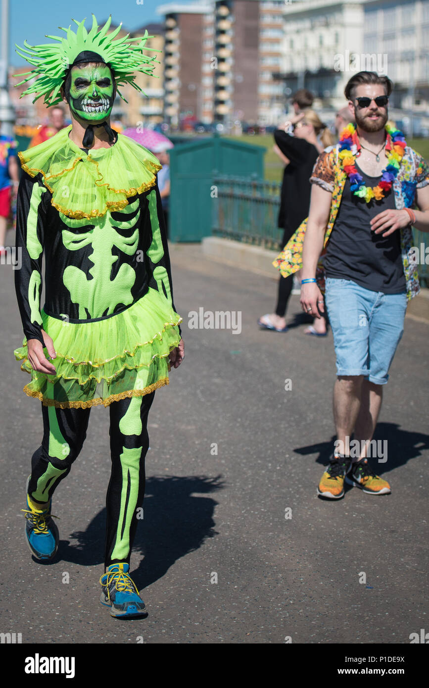 Brighton, East Sussex, août 6th, 2016. Des milliers de personnes bordent les rues de Brighton pour aider à célébrer le plus grand festival de la fierté dans le Royaume-Uni, avec Banque D'Images