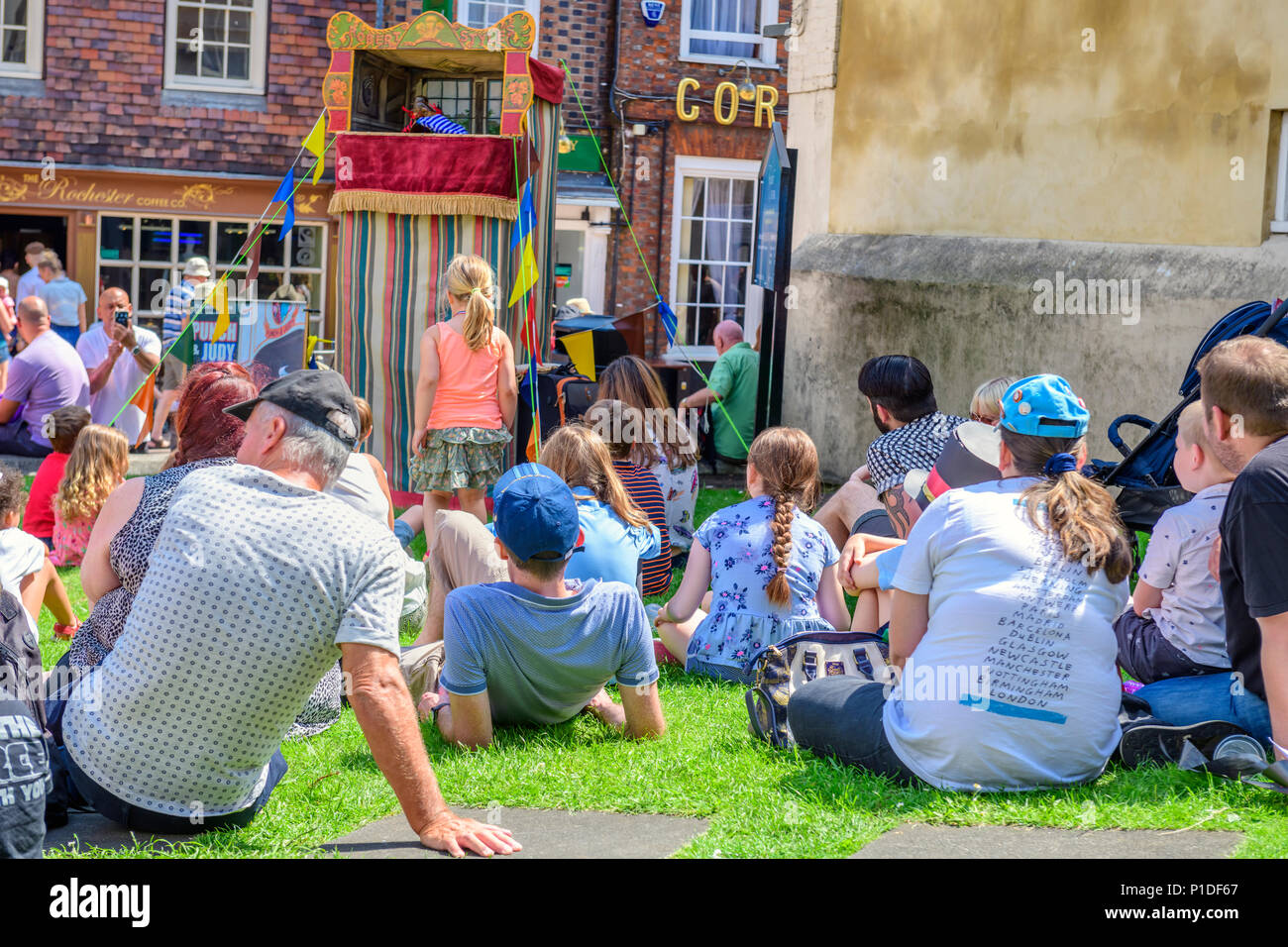 Les enfants se rassemblent pour assister à un spectacle traditionnel de Punch and Judy au festival Rochester dickens Banque D'Images