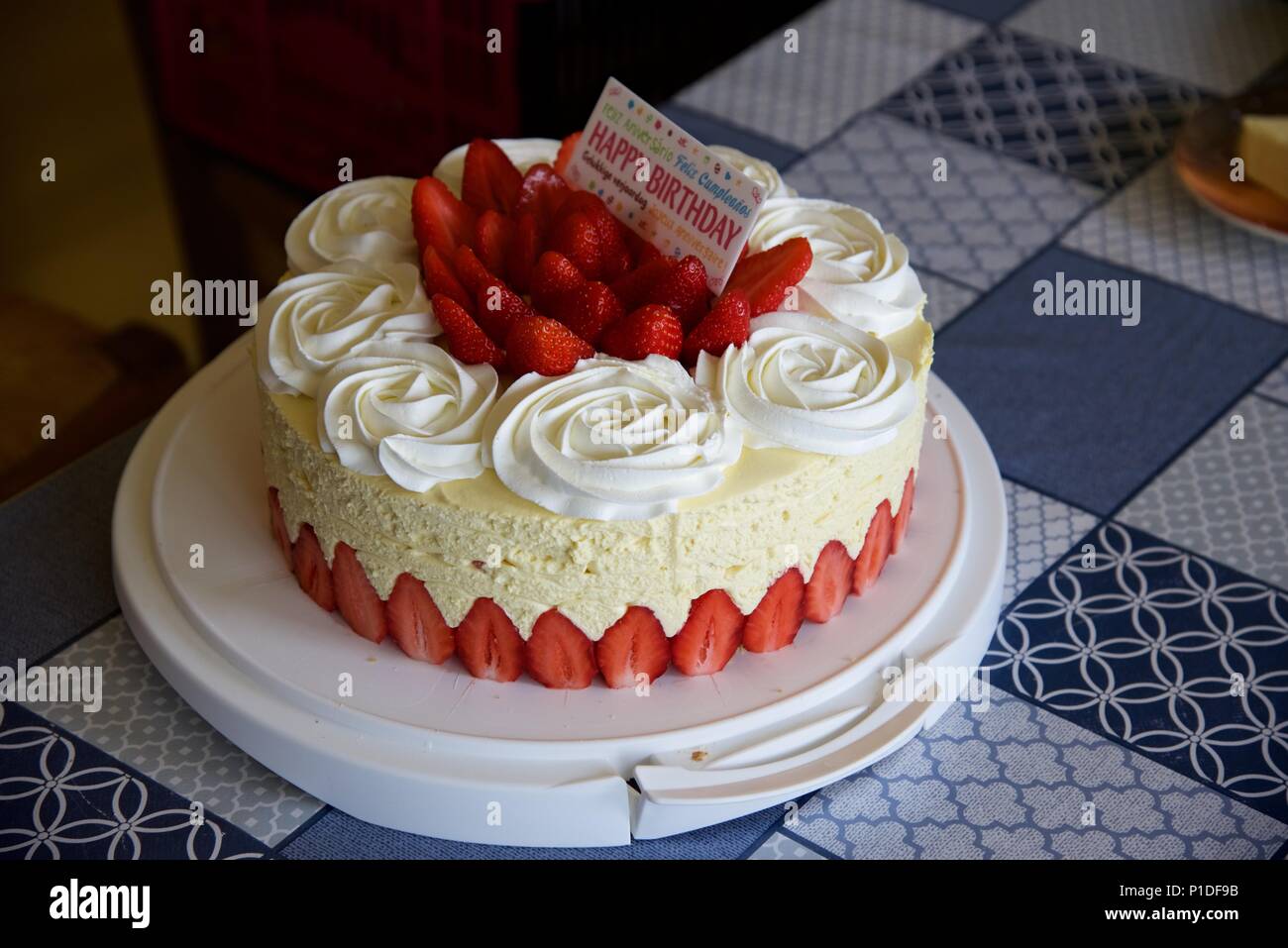 Gateau D Anniversaire Un Gateau Aux Fraises Avec Une Carte Multi Langues Disant Happy Birthday Photo Stock Alamy Gateau D Anniversaire Un Gateau Aux Fraises Avec Une Carte Multi Langues Disant Happy Birthday Photo Stock Alamy