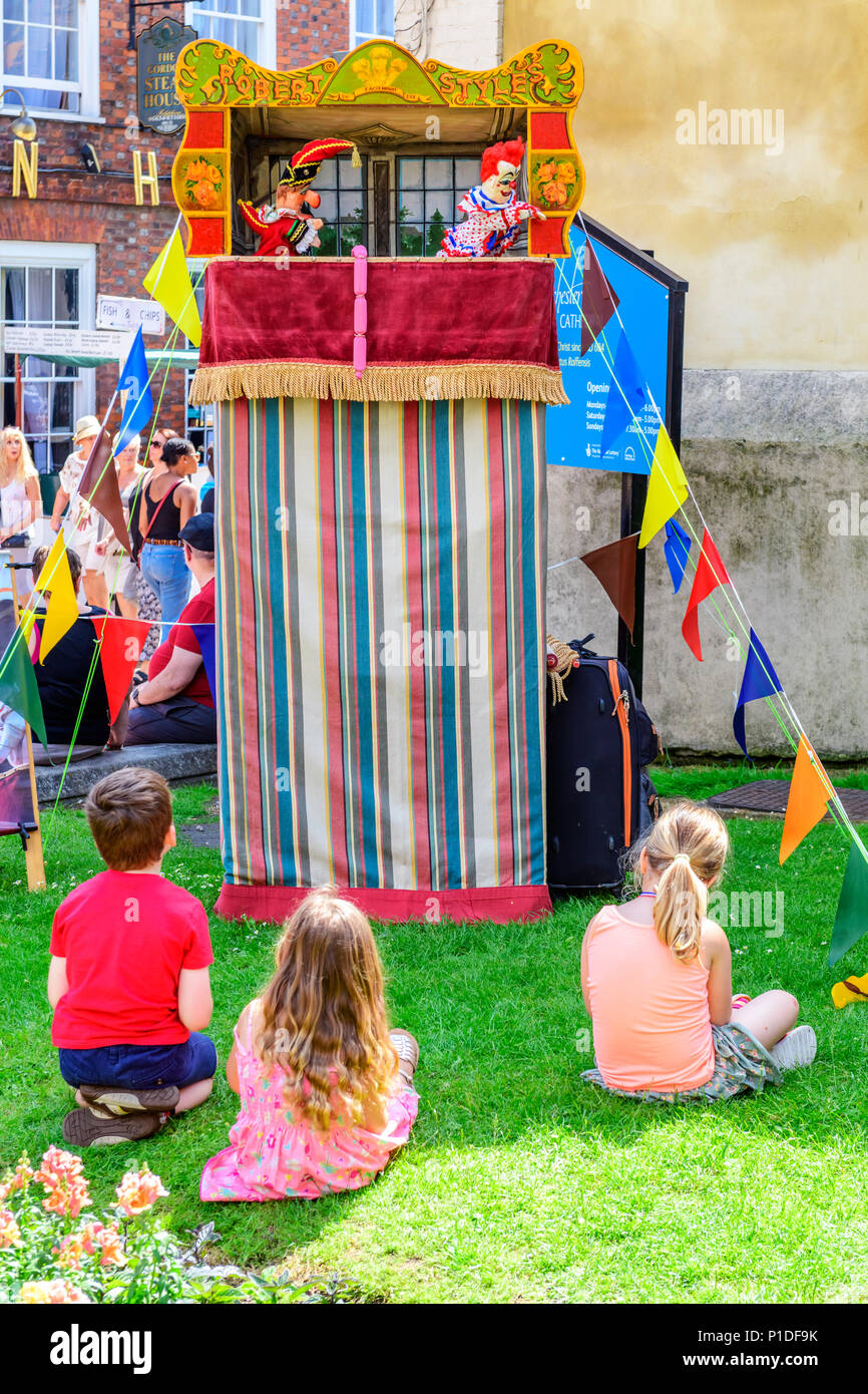 Les enfants se rassemblent pour surveiller un Punch and Judy show traditionnel Banque D'Images