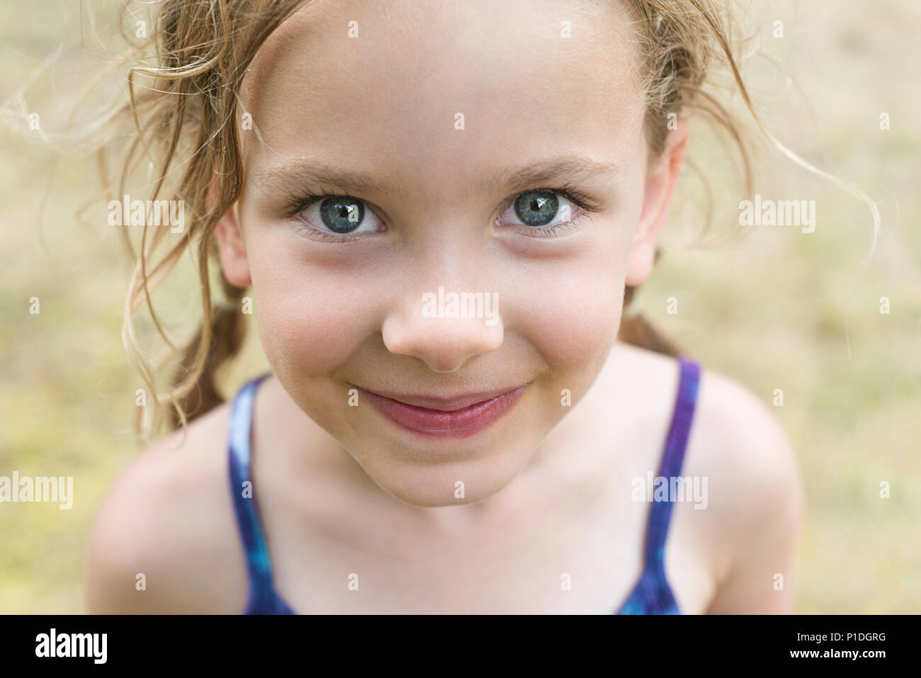 Une jeune fille à la recherche de l'appareil photo. (4-6 ans) Banque D'Images