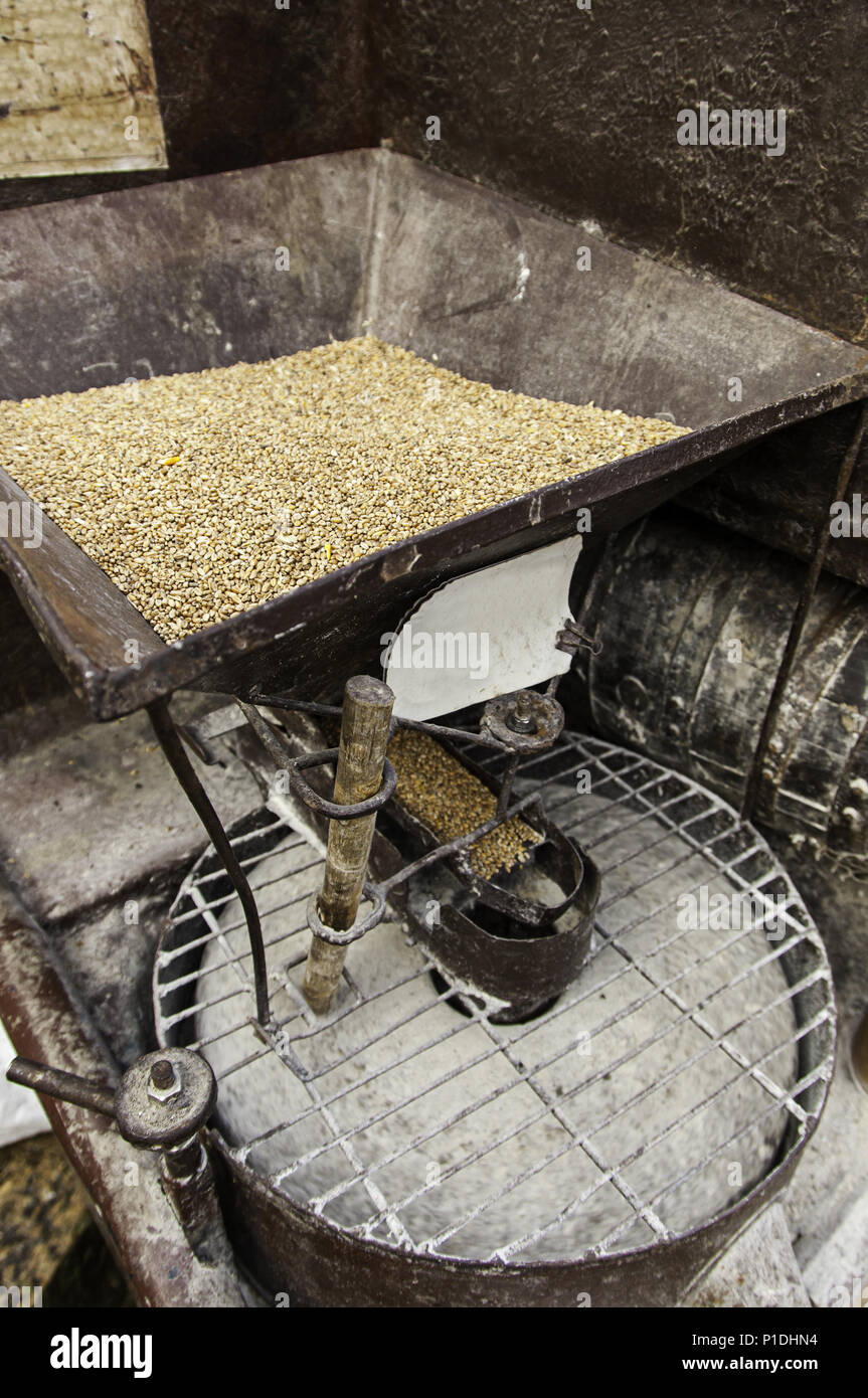 Ancien moulin pour moudre les céréales, la production traditionnelle de  arina Photo Stock - Alamy
