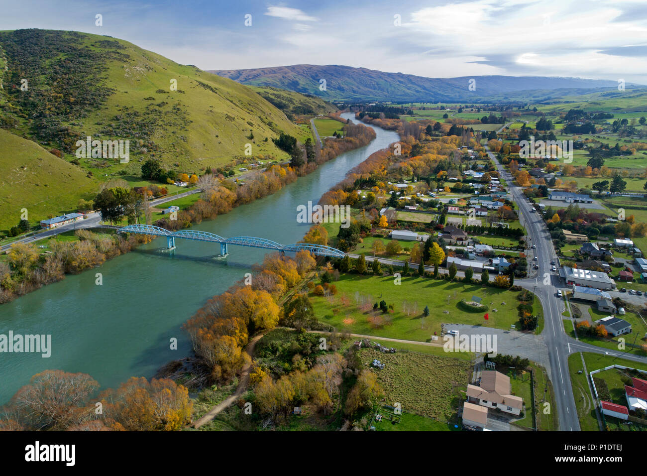 Miller Télévision Bridge et Clutha River, Central Otago, île du Sud, Nouvelle-Zélande - Antenne de drone Banque D'Images