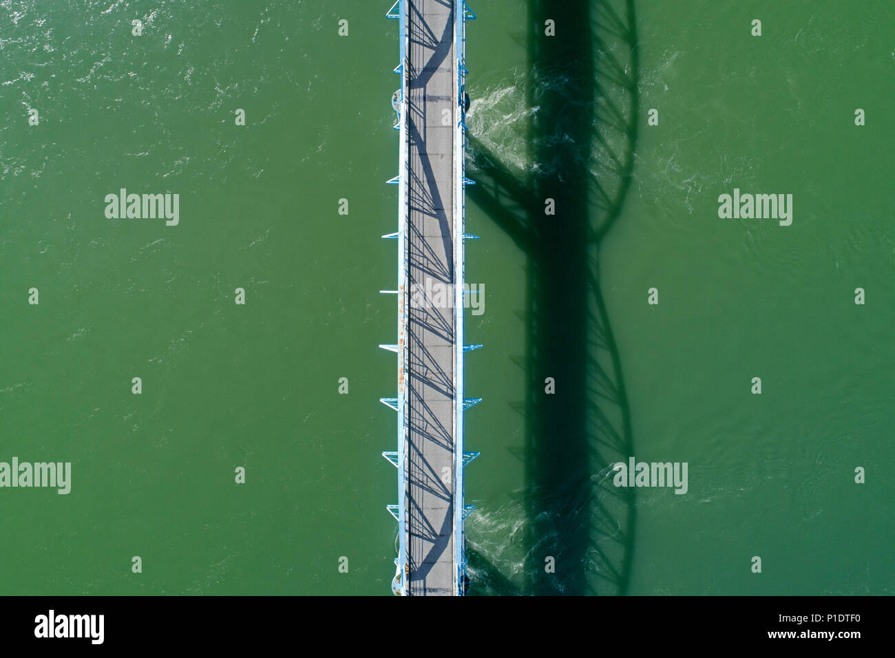 Miller Télévision Bridge et Clutha River, Central Otago, île du Sud, Nouvelle-Zélande - Antenne de drone Banque D'Images