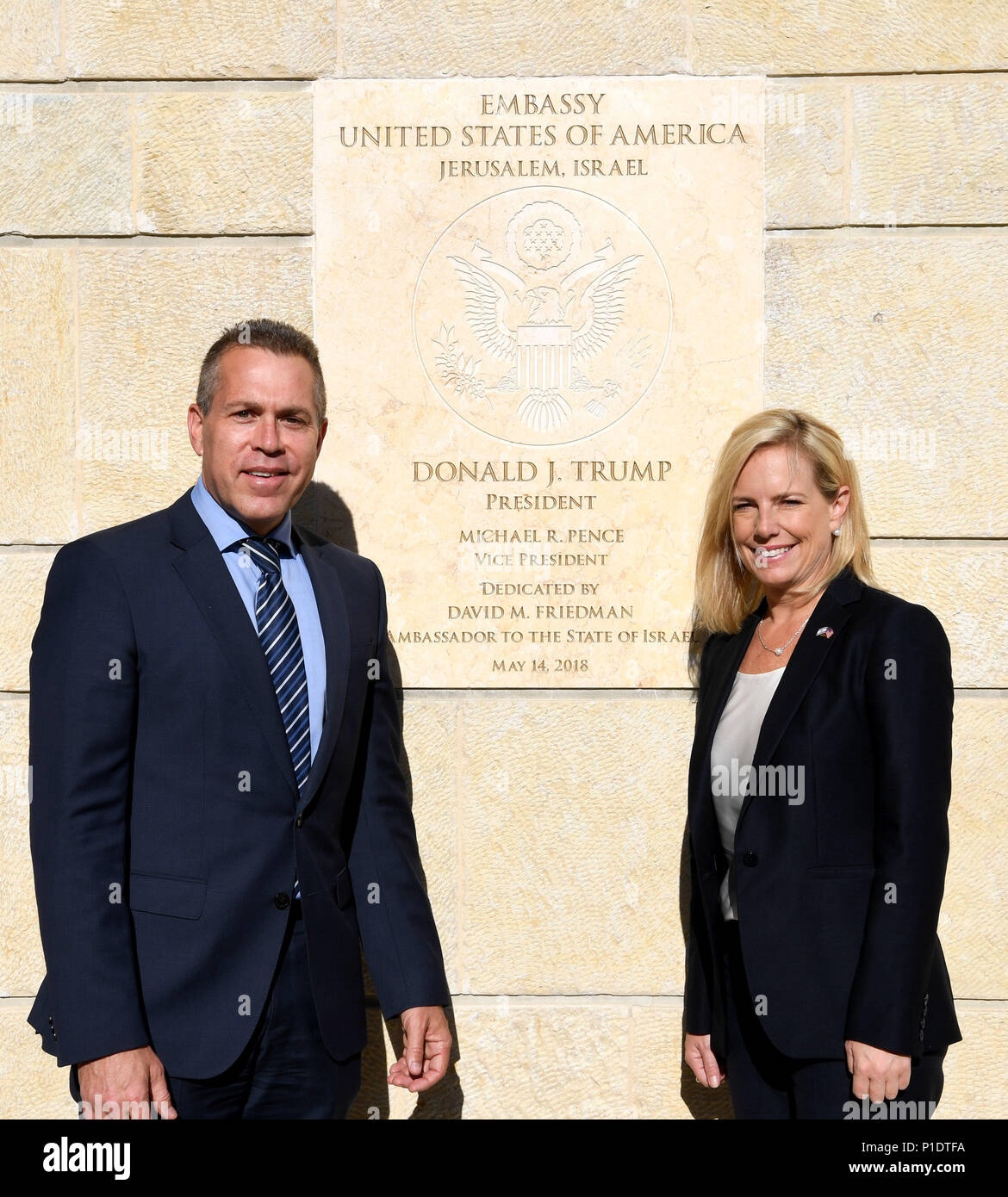 Le Secrétaire à la sécurité intérieure américain Kirstjen Nielsen et Ministre israélien de la sécurité publique de Gilad Erdan avant leur réunion à l'ambassade américaine à Jérusalem, le 11 juin 2018 Crédit photo : Matty Stern/U.S. Jérusalem de l'ambassade Banque D'Images