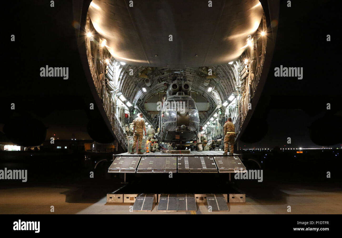 Kaboul, Afghanistan (20 mai 2018) - Les membres de la Royal Air Force britannique se préparent à charger un puma HC Mk2 à bord d'hélicoptères moyens de soutien de la Royal Air Force un C-17 Globemaster III, à l'Aéroport International d'Hamid Karzai à Kaboul, Afghanistan, le 20 mai 2018. Ce Puma sera de retour au Royaume-Uni pour l'entretien de routine. (Appui résolu photo de Jordanie Belser) Banque D'Images