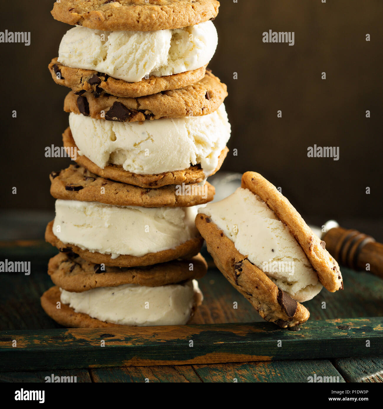 Des sandwiches à la crème glacée au chocolat chip cookies Banque D'Images