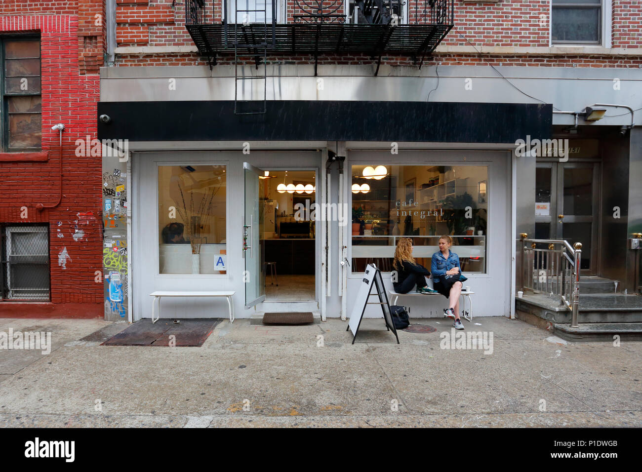 Cafe partie intégrante, 149 Elizabeth St, New York, NY. devanture extérieure d'un café-restaurant dans le quartier de Nolita à Manhattan. Banque D'Images