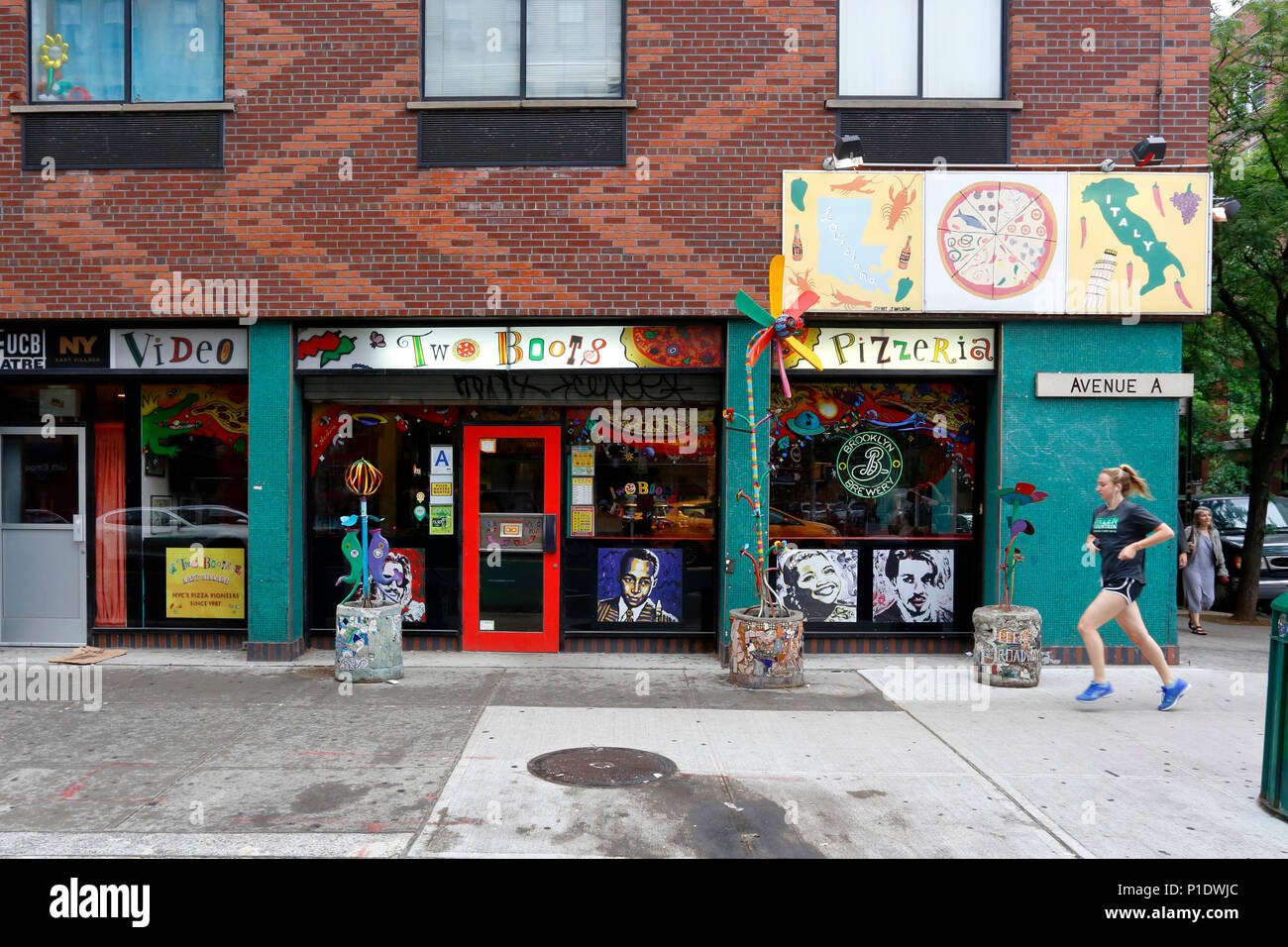 Deux platines, Pizza 42 Avenue A, New York, NY. devanture extérieure d'une pizzeria dans le quartier de l'East Village de Manhattan. Banque D'Images