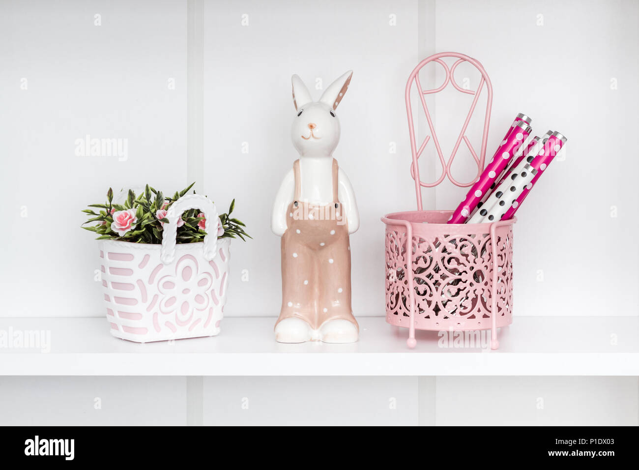 Lapin mignon décoration poupée sur plateau blanc Banque D'Images