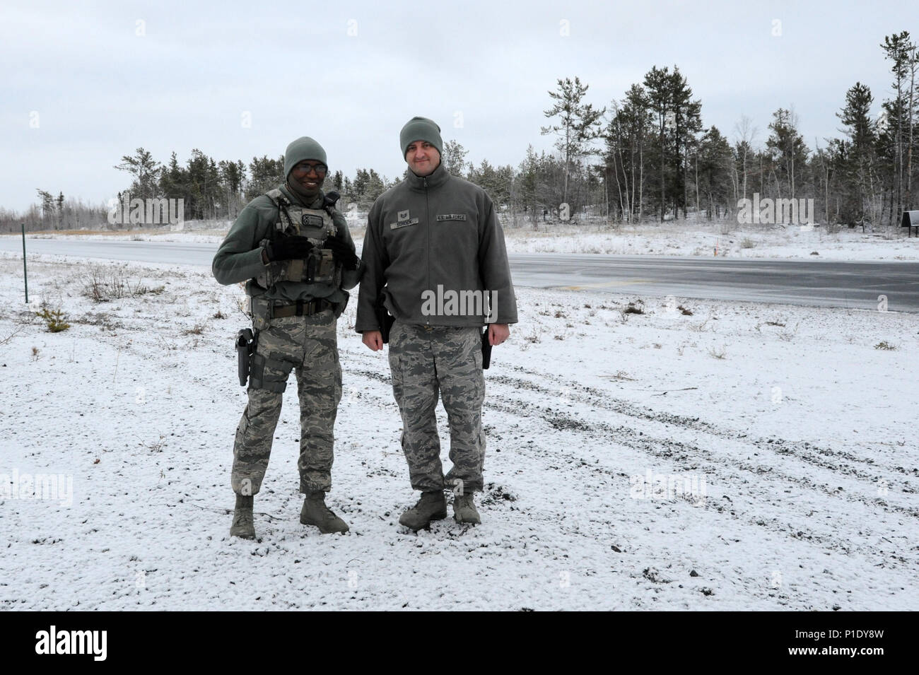 142e Escadron des Forces de sécurité Senior Airman William Petiford membres (à gauche) et technique Le Sgt. Rockney Schock (droite), effectuer au cours de la sécurité de la 142nd Fighter Wing de la participation à l'exercice Vigilant Shield 2017, Yellowknife, Territoires du Nord-Ouest, le 19 octobre 2016. Au cours de cet exercice, les forces de défense aérospatiale de l'Amérique du Nord (NORAD) va déployer et mener des opérations de souveraineté aérienne dans le grand nord et l'Extrême-Arctique démontrant la capacité de détecter, identifier et répondre aux menaces possibles dans certaines des régions les plus éloignées du monde. (U.S. Air National Guard Banque D'Images