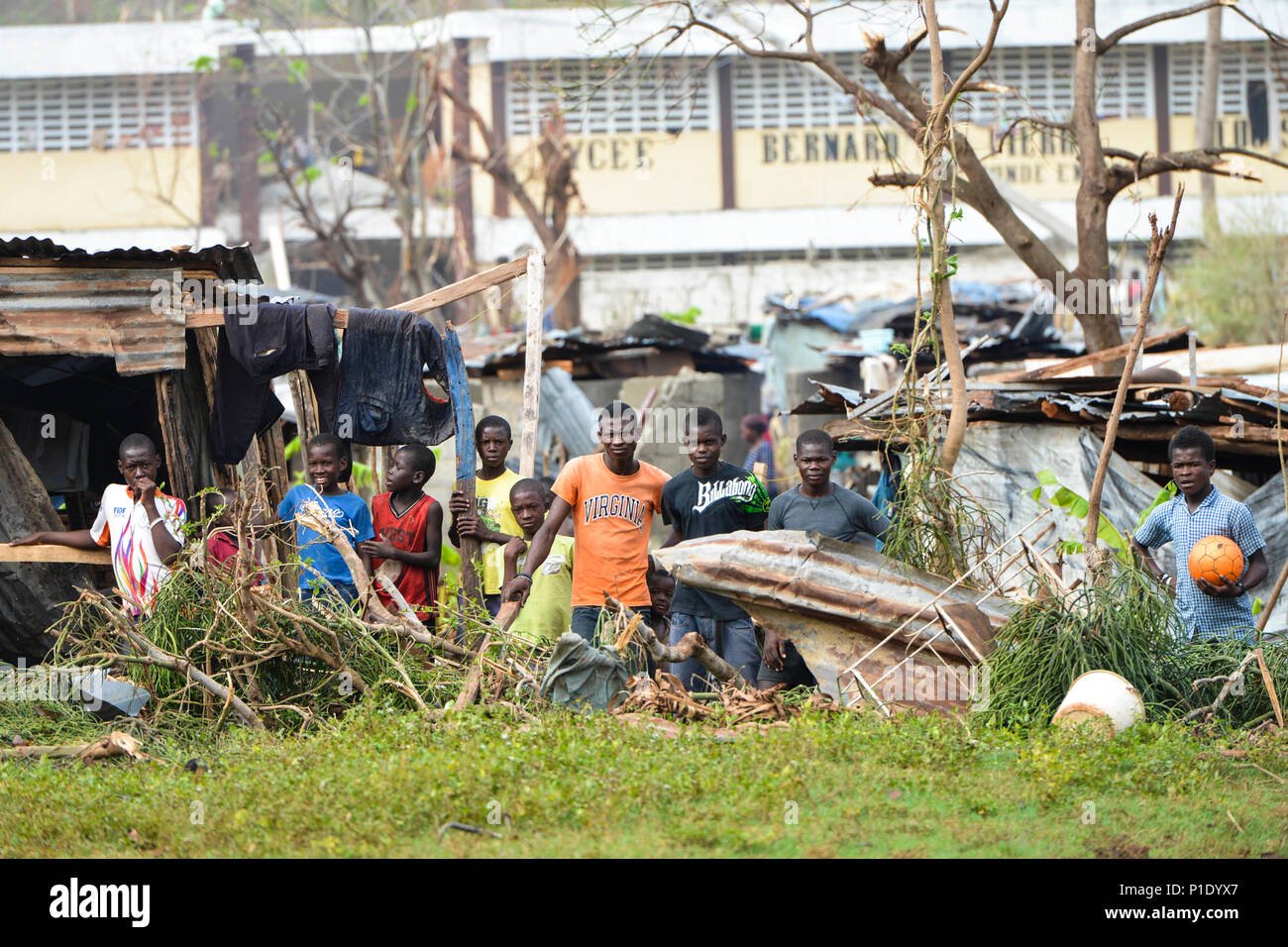 Anse-d'Hainault, HAÏTI (oct. 18, 2016) - Les habitants de l'Anse-d'Hainault stand by comme des fournitures livrées par marins et soldats attachés à la force opérationnelle interarmées (FOI) Matthieu. La foi Matthieu est de fournir une aide humanitaire et secours en cas de catastrophe à Haïti après le passage de l'Ouragan Matthew. (U.S. Photo de la marine par le maître de 3e classe Gary J. Ward/libéré) Banque D'Images