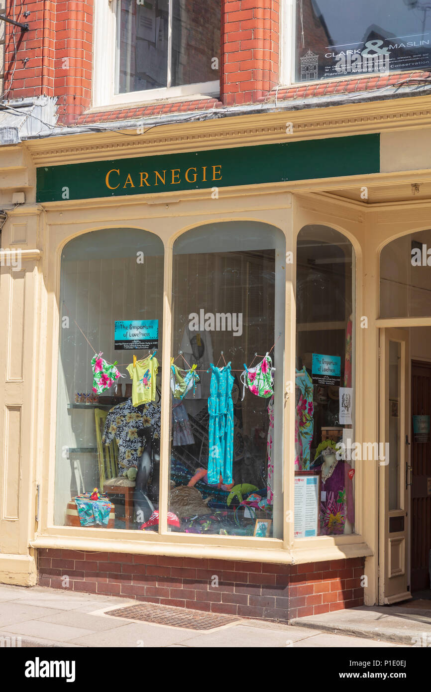 Carnegie, un magasin de vêtements sur High Street de Malmesbury, Wiltshire, Royaume-Uni Banque D'Images