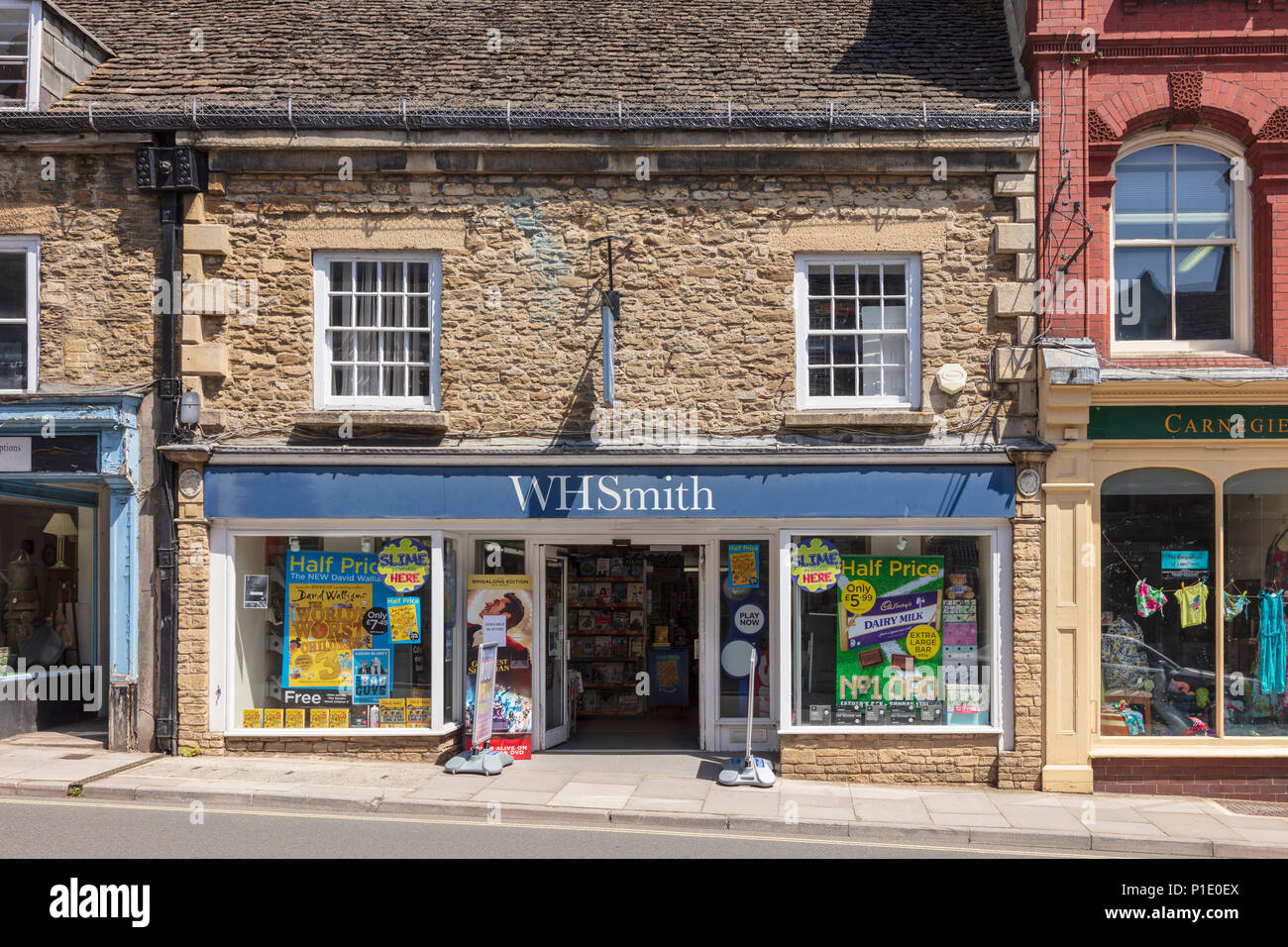 W H Smith store sur Malmesbury High Street, dans un bâtiment historique en pierre de Cotswold, Wiltshire, Royaume-Uni Banque D'Images