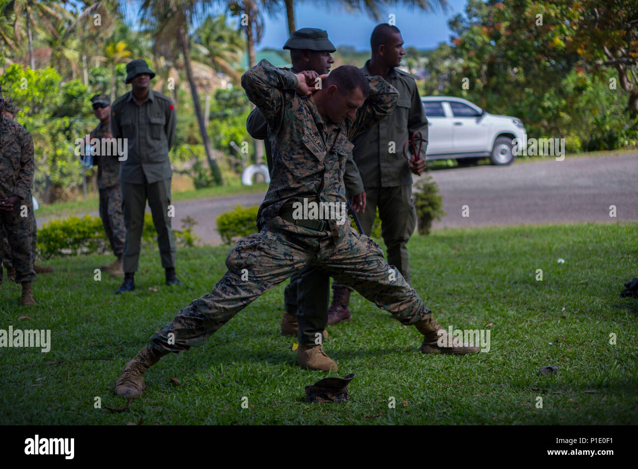 La Marine américaine lance le Cpl. Nicholas Maclaren, ingénieur de combat avec Peloton de Génie de Combat, Groupe de travail Koa Moana 16-4, est fouillé et recherché par un Marine fidjienne dans le cadre de l'application pratique des procédures de détention pendant une classe à Suva, Fidji, le 14 octobre 2016. Au cours de l'effort américain Moana, Koa et les membres de la République des Fidji les forces militaires ont travaillé ensemble pour renforcer et améliorer des relations militaires. Banque D'Images