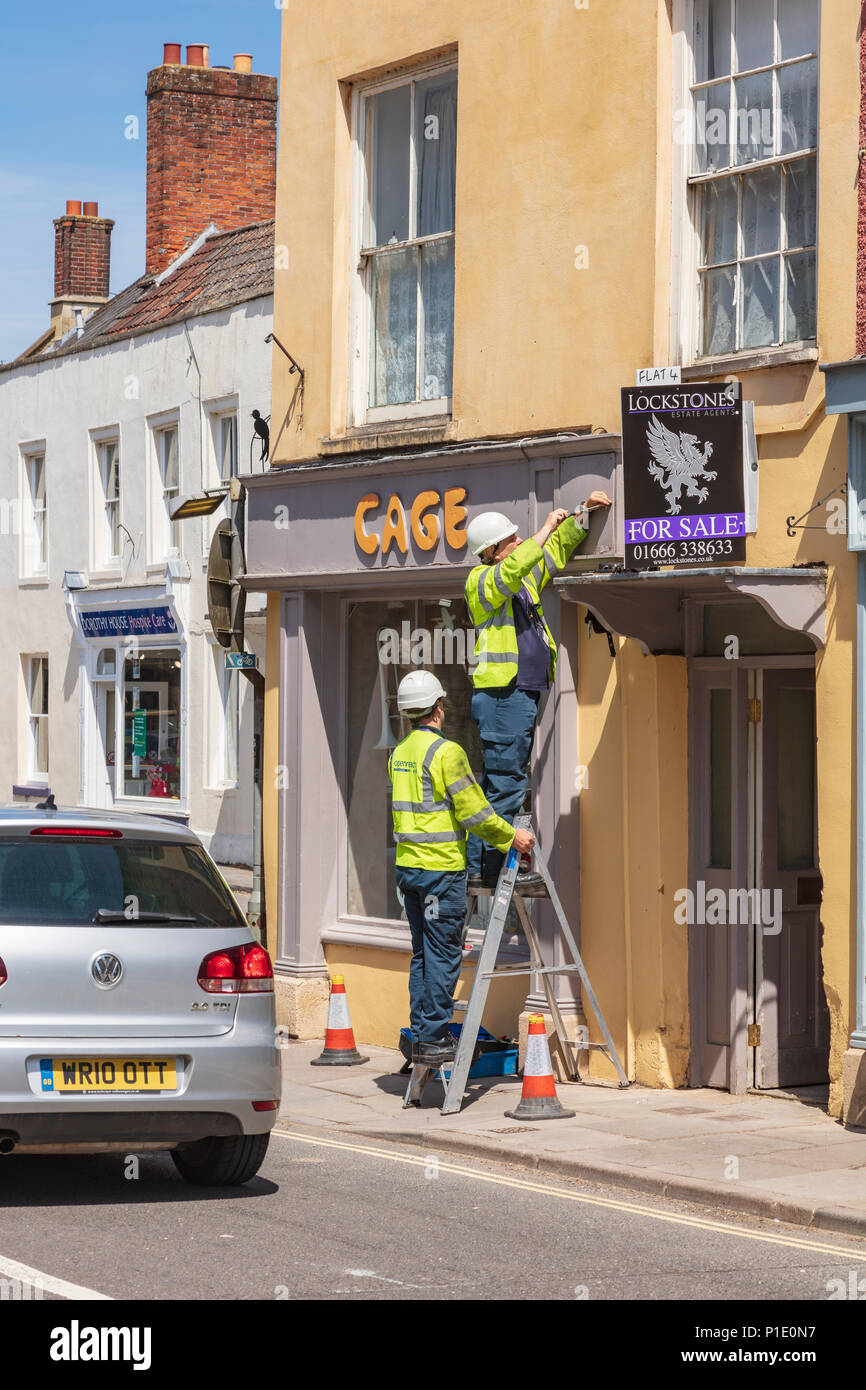 Deux BT openreach ingénieurs travaillent sur l'un des passants sur la rue haute de Malmesbury, Wiltshire, Royaume-Uni Banque D'Images