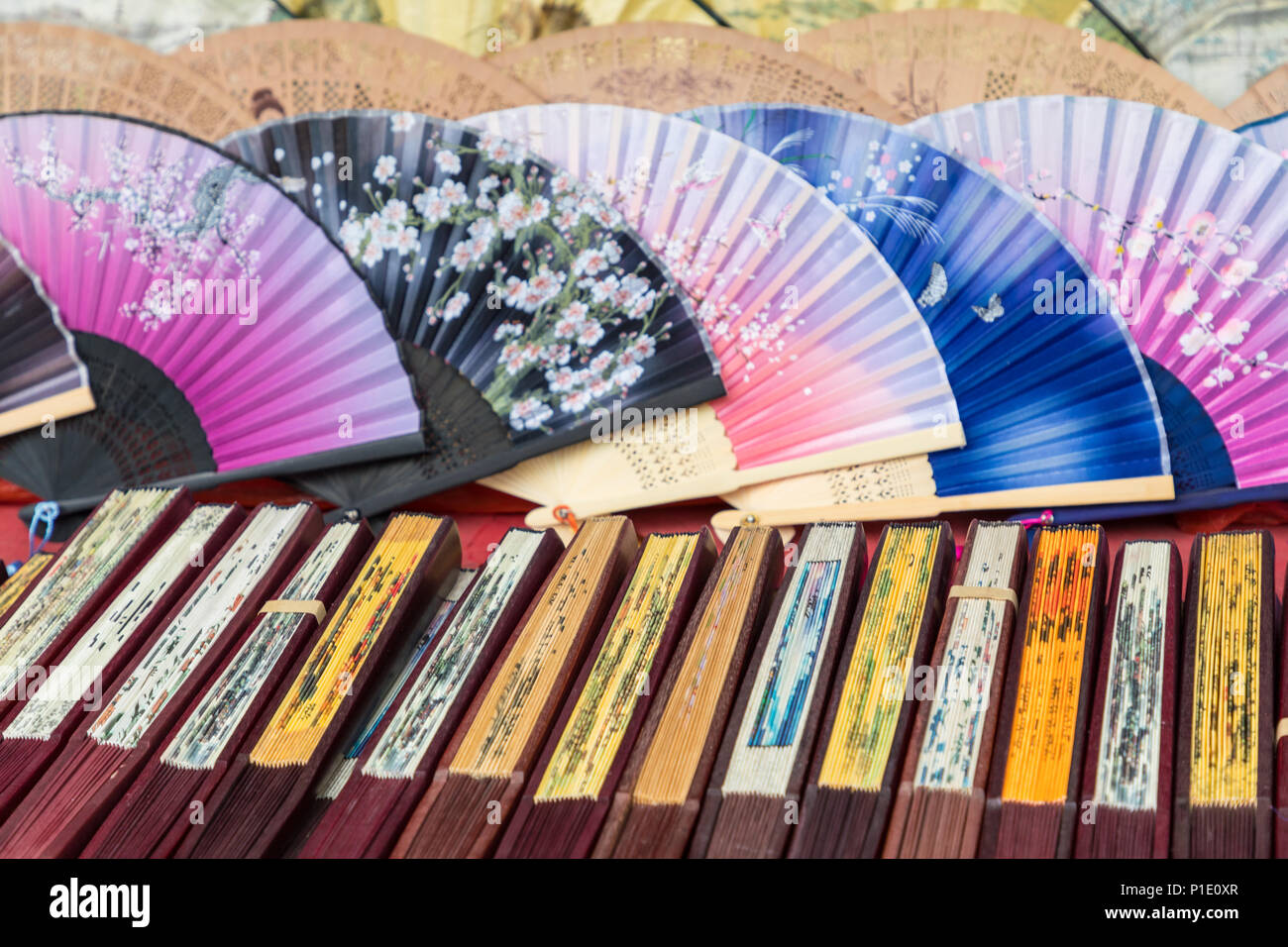 L'artisanat traditionnel à des fans chinois marché dans Yangshuo, Chine. Banque D'Images