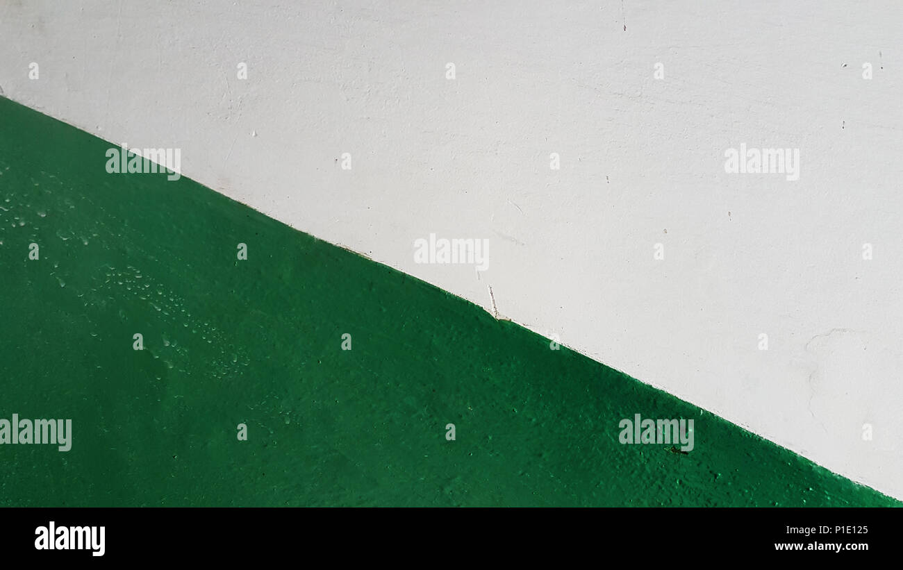 Résumé fond de vert et blanc mur, deux triangles. Banque D'Images