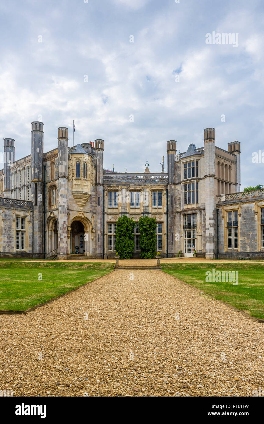 Château de Highcliffe un château construit en 1830 dans un style architectural néo-gothique géorgien dans le Dorset, Angleterre, RU Banque D'Images