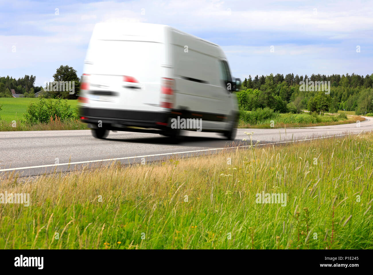 White van à la vitesse sur l'autoroute sur une belle journée d'été, de flou. Banque D'Images
