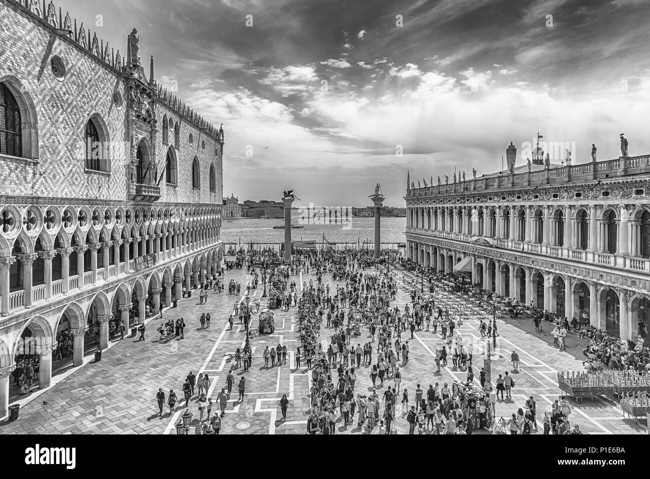 Venise, Italie - 29 avril : Vue aérienne de touristes visitant la célèbre Piazza San Marco (St. Mark's Square), sociales, religieuses et politiques centre de Banque D'Images