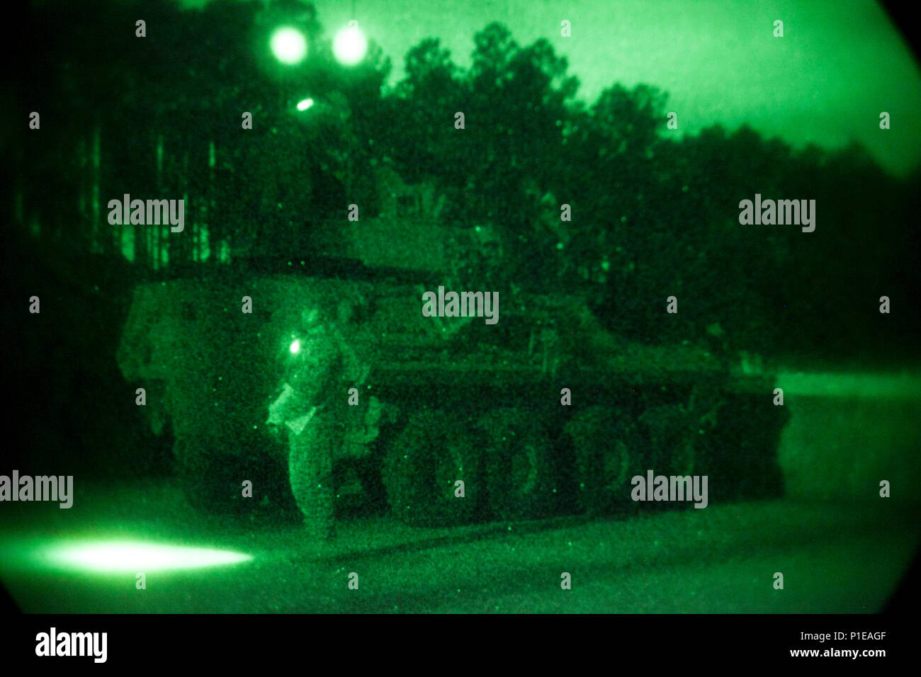 Un U.S. Marine avec 2e Bataillon de reconnaissance blindé léger (2d LAR Ne), sol guides un véhicule blindé léger à la ligne de tir au cours de la toute première gamme au défi Bushmaster SR-7 à bord de Camp Lejeune, en Caroline du Nord, le 4 octobre 2016. Le concours était composé de quatre véhicules blindés légers VBL-25, ou des cibles de tir, avec un M242 Bushmaster, qui est un 25 mm entraînés par chaîne autocanon largement utilisé par l'armée américaine et la mitrailleuse coaxiale M240. (U.S. Marine Corps photo par Lance Cpl. Careaf L. Henson MARDIV 2d) de la Caméra de combat Banque D'Images