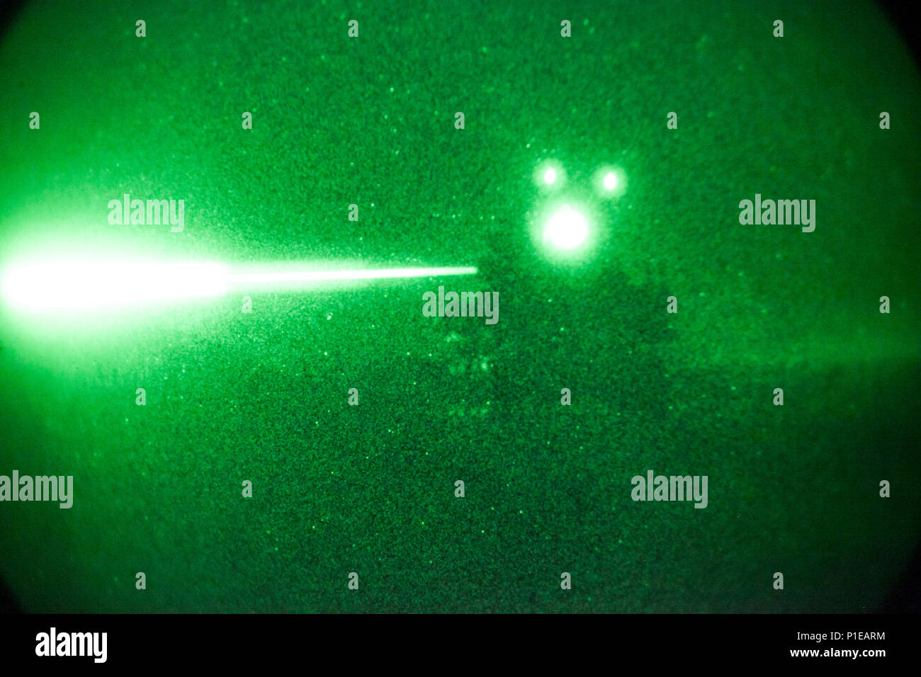 Les Marines américains avec 2e Bataillon de reconnaissance blindé léger (2d LAR Ne), l'avance à leur point de destination au cours de la toute première gamme au défi Bushmaster SR-7 à bord de Camp Lejeune, en Caroline du Nord, le 4 octobre 2016. Le concours était composé de quatre véhicules blindés légers VBL-25, ou des cibles de tir, avec un M242 Bushmaster, qui est un 25 mm entraînés par chaîne autocanon largement utilisé par l'armée américaine et la mitrailleuse coaxiale M240. (U.S. Marine Corps photo par Lance Cpl. Careaf L. Henson MARDIV 2d) de la Caméra de combat Banque D'Images