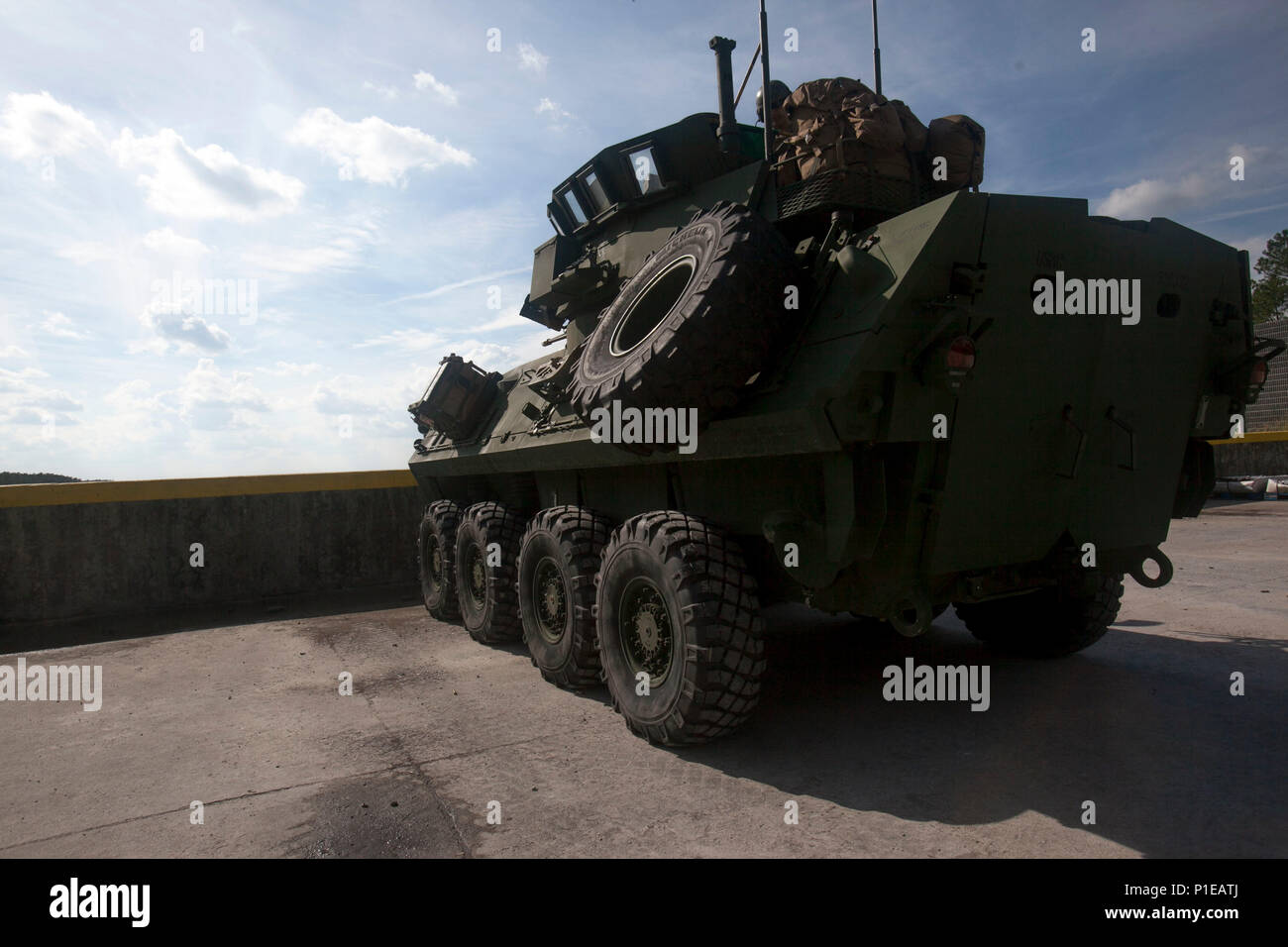 Les Marines américains avec divers bataillons de reconnaissance blindé léger (LAR Ne), effectuer le tout premier défi Bushmaster gamme SR-7 à bord à Camp Lejeune, en Caroline du Nord, le 3 octobre 2016. Le concours était composé de quatre véhicules blindés légers VBL-25, ou des cibles de tir, avec un M242 Bushmaster, qui est un 25 mm entraînés par chaîne autocanon largement utilisé par l'armée américaine et la mitrailleuse coaxiale M240. (U.S. Marine Corps photo par Lance Cpl. Careaf L. Henson MARDIV 2d) de la Caméra de combat Banque D'Images