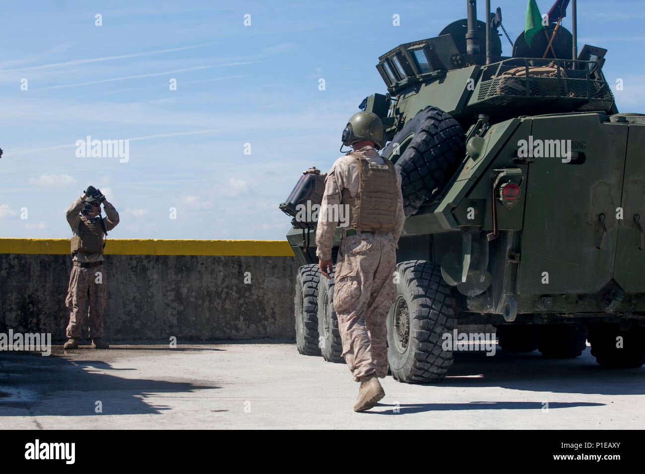 Les Marines américains avec divers bataillons de reconnaissance blindé léger (LAR Ne), effectuer le tout premier défi Bushmaster gamme SR-7 à bord à Camp Lejeune, en Caroline du Nord, le 3 octobre 2016. Le concours était composé de quatre véhicules blindés légers VBL-25, ou des cibles de tir, avec un M242 Bushmaster, qui est un 25 mm entraînés par chaîne autocanon largement utilisé par l'armée américaine et la mitrailleuse coaxiale M240. (U.S. Marine Corps photo par Lance Cpl. Careaf L. Henson MARDIV 2d) de la Caméra de combat Banque D'Images