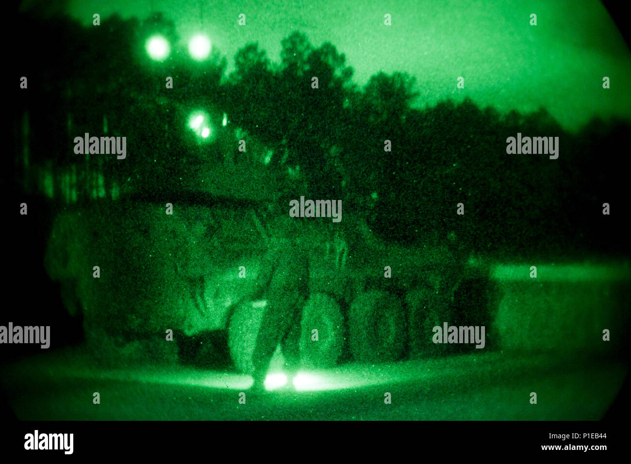 Un U.S. Marine avec 2e Bataillon de reconnaissance blindé léger (2d LAR Ne), sol guides un véhicule blindé léger à la ligne de tir au cours de la toute première gamme au défi Bushmaster SR-7 à bord de Camp Lejeune, en Caroline du Nord, le 4 octobre 2016. Le concours était composé de quatre véhicules blindés légers VBL-25, ou des cibles de tir, avec un M242 Bushmaster, qui est un 25 mm entraînés par chaîne autocanon largement utilisé par l'armée américaine et la mitrailleuse coaxiale M240. (U.S. Marine Corps photo par Lance Cpl. Careaf L. Henson MARDIV 2d) de la Caméra de combat Banque D'Images