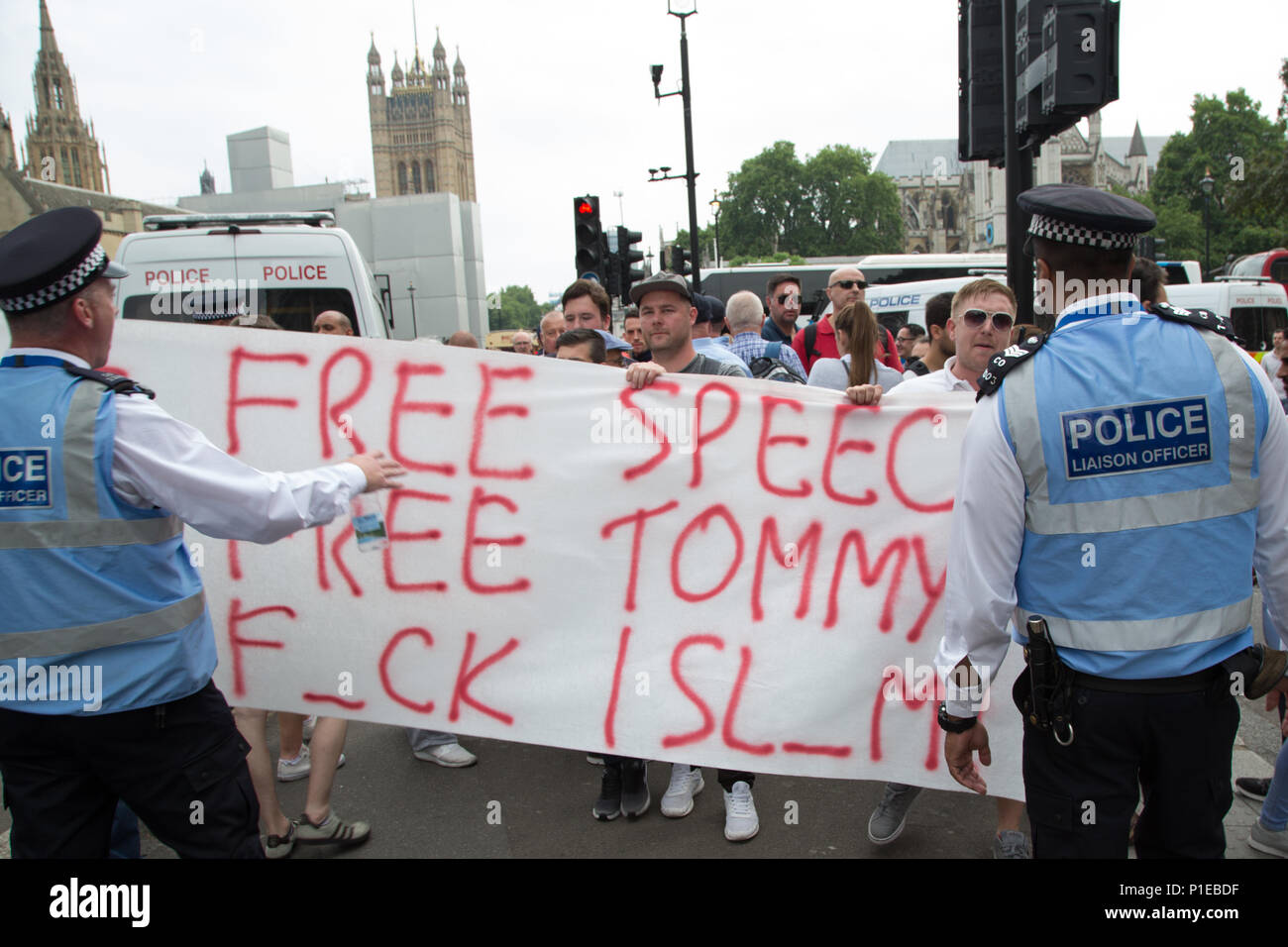 London UK 9 juin 2018 Tommy Robinson partisans brandissant une bannière à lire 'free speech, Tommy "F**k l'Islam". Banque D'Images