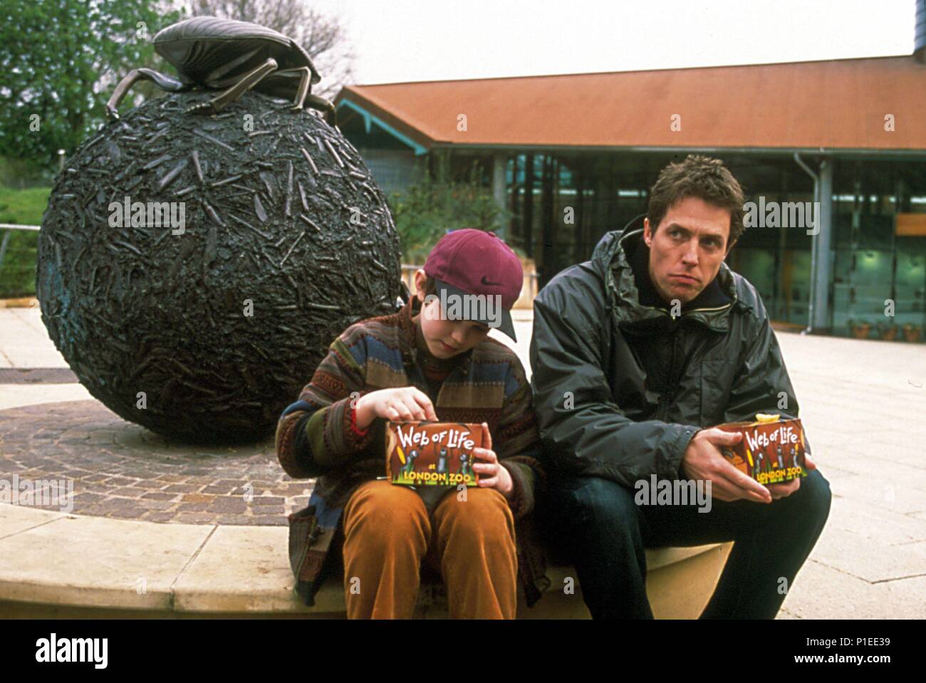 Titre original : sur un petit garçon. Titre en anglais : À PROPOS D'UN GARÇON. Directeur du film : Paul Weitz, Chris Weitz. Année : 2002. Stars : Hugh Grant, NICHOLAS HOULT. Credit : UNIVERSAL PICTURES / Album Banque D'Images