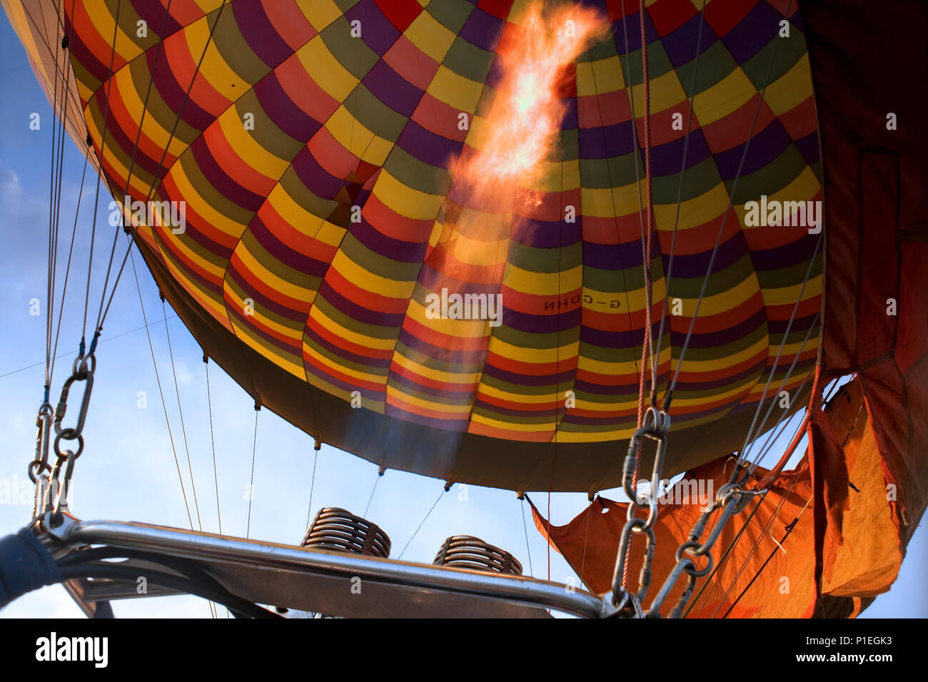 Une Montgolfiere En Vol Au Dessus De S Wiltshire Avec Les Bruleurs A Flamme De L Altitude De L Interieur De La Nacelle Du Ballon Photo Stock Alamy Une Montgolfiere En Vol Au Dessus De S Wiltshire Avec Les Bruleurs A Flamme De L Altitude De L Interieur De La Nacelle Du Ballon Photo Stock Alamy